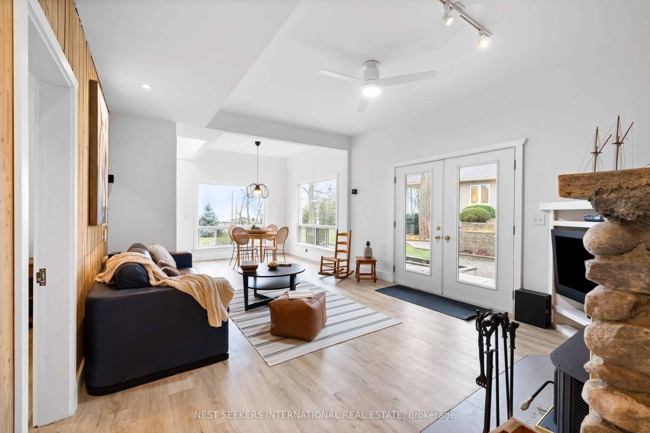 20 Tiny Beaches Road N