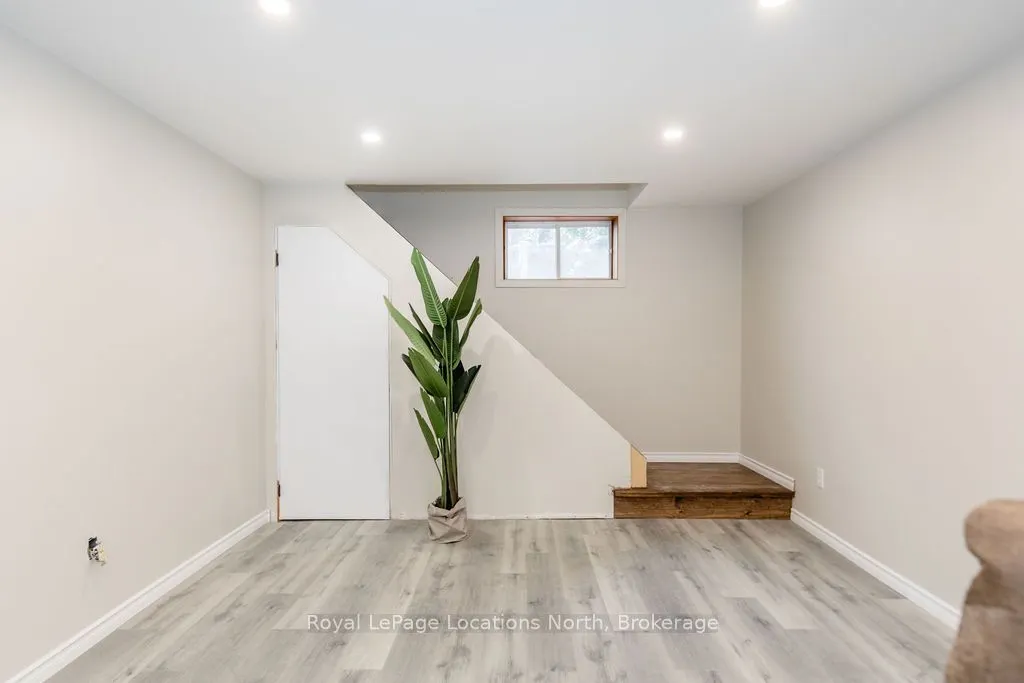 44 STROUD Crescent