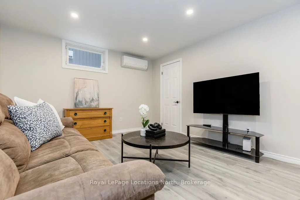 44 STROUD Crescent