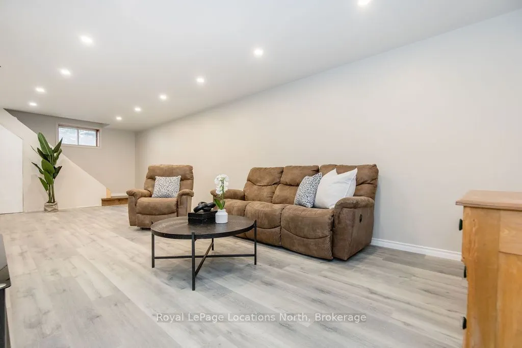 44 STROUD Crescent