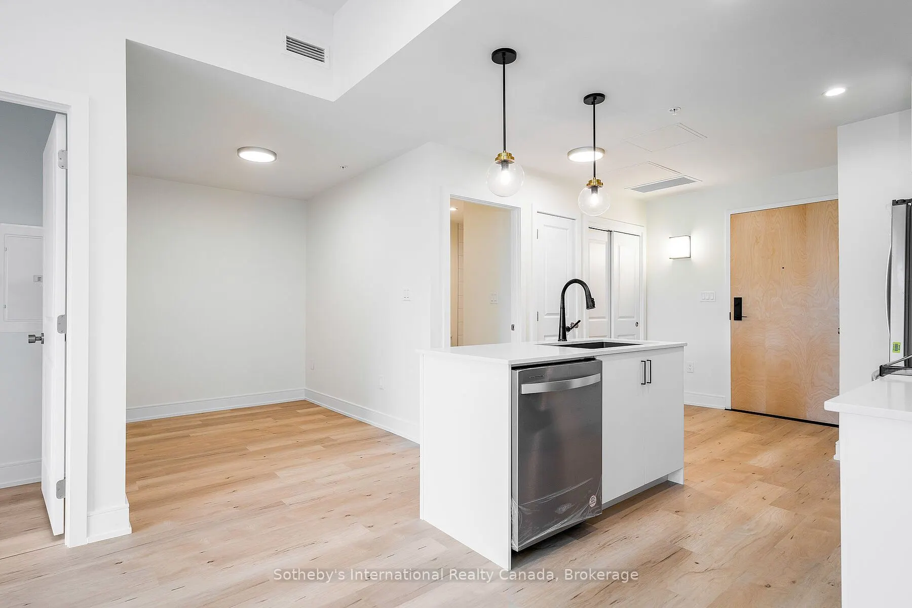 121 MARY Street, #221
