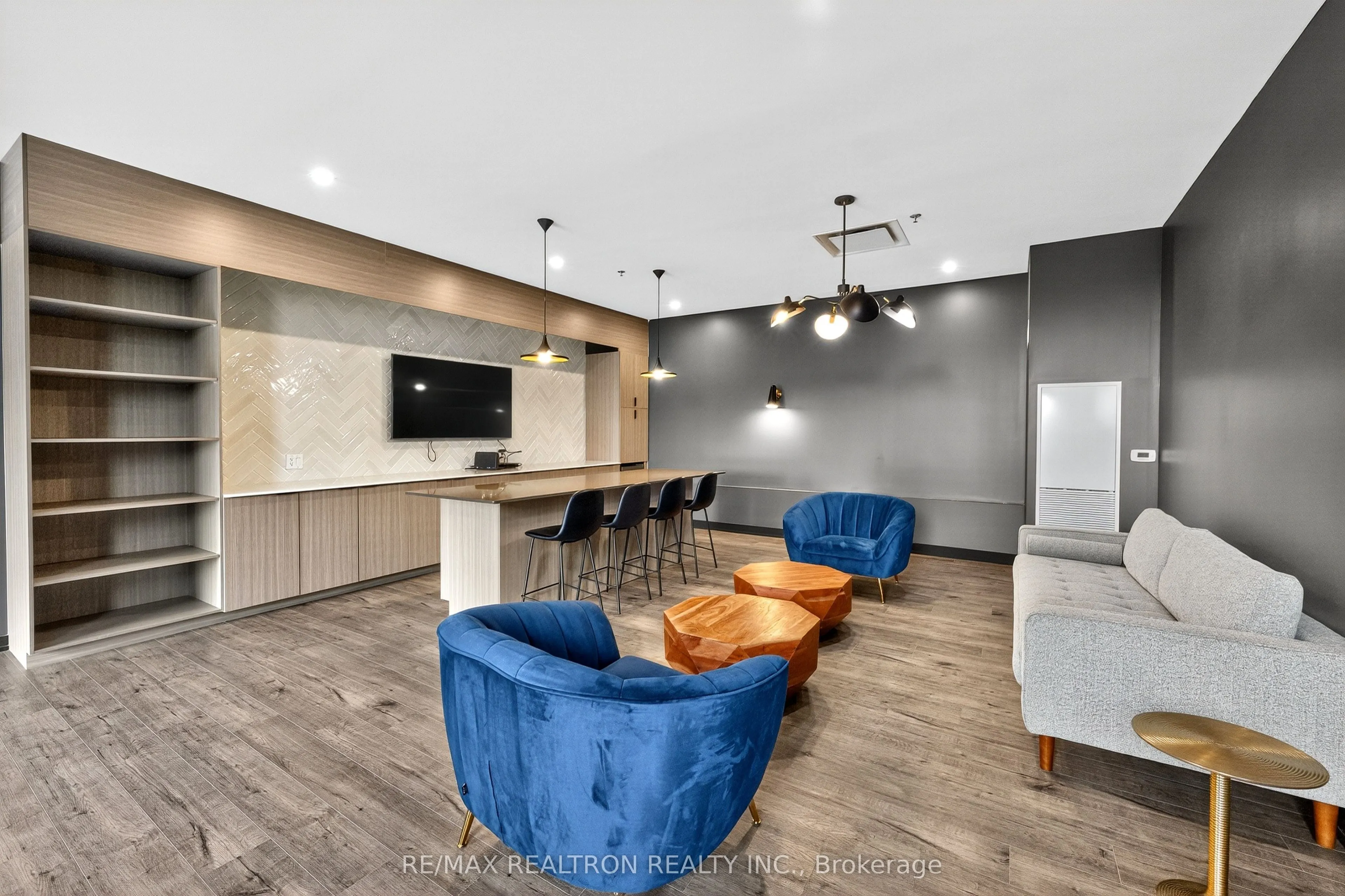 430 Essa Road, #423