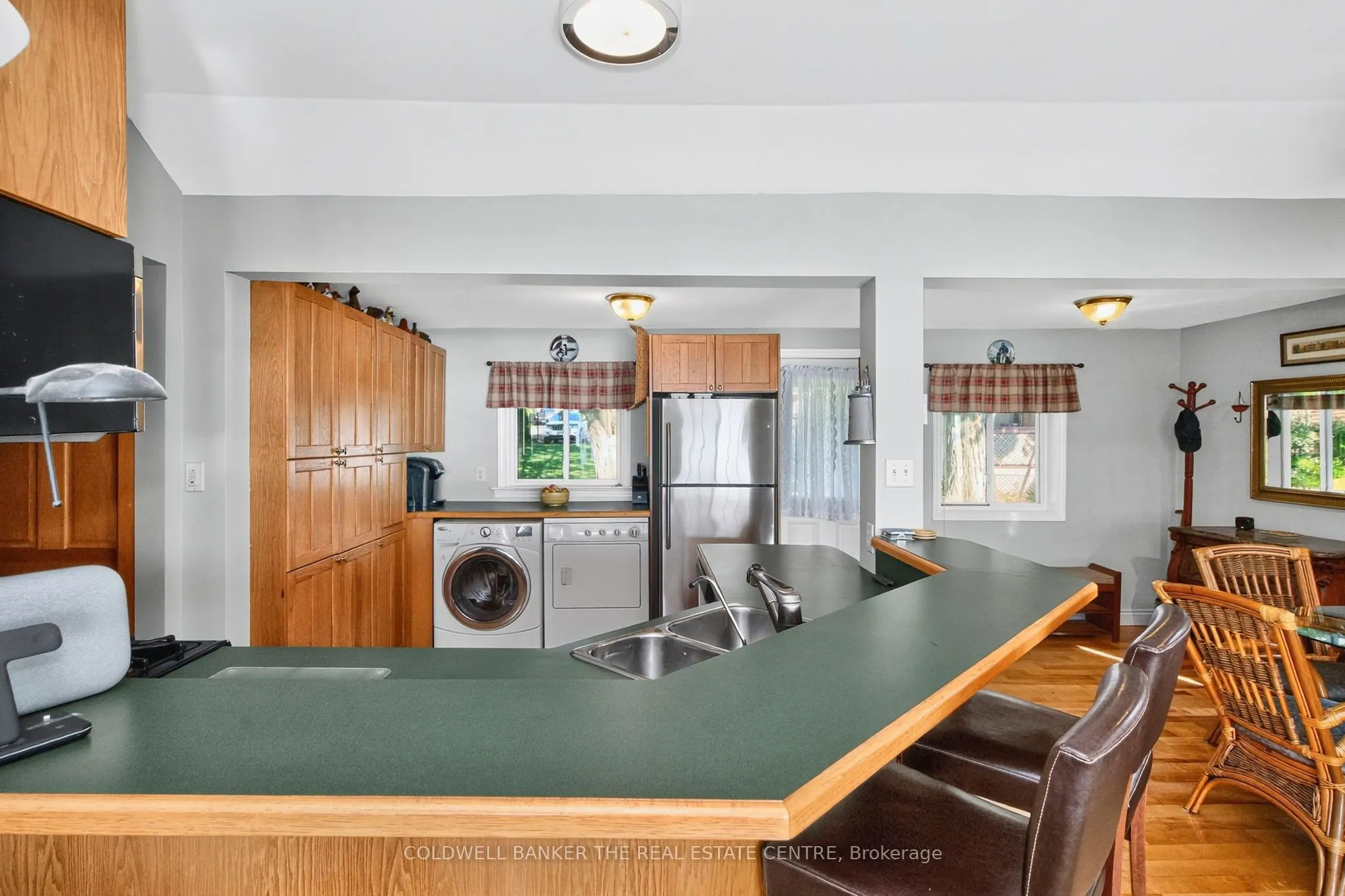 115 Lakeshore Road W