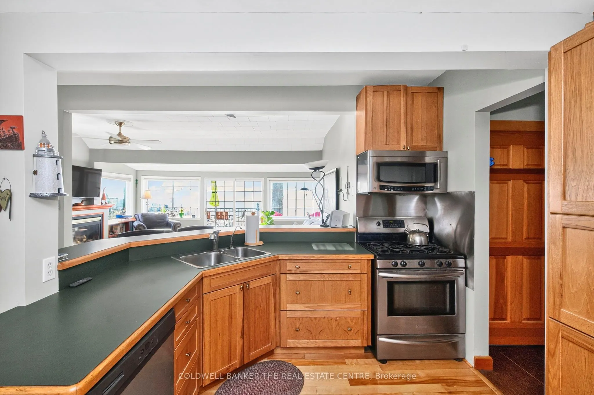 115 Lakeshore Road W