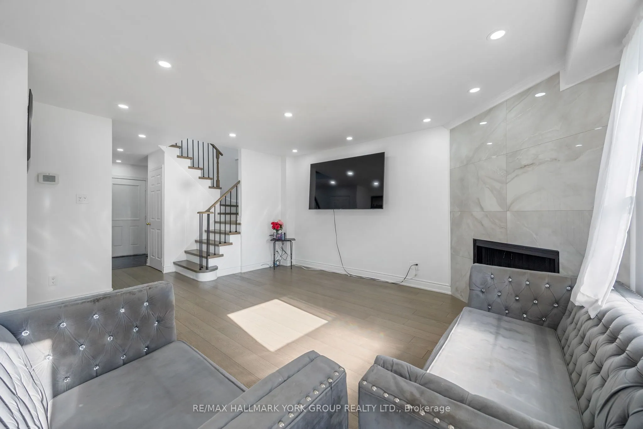 392 Anne Street N