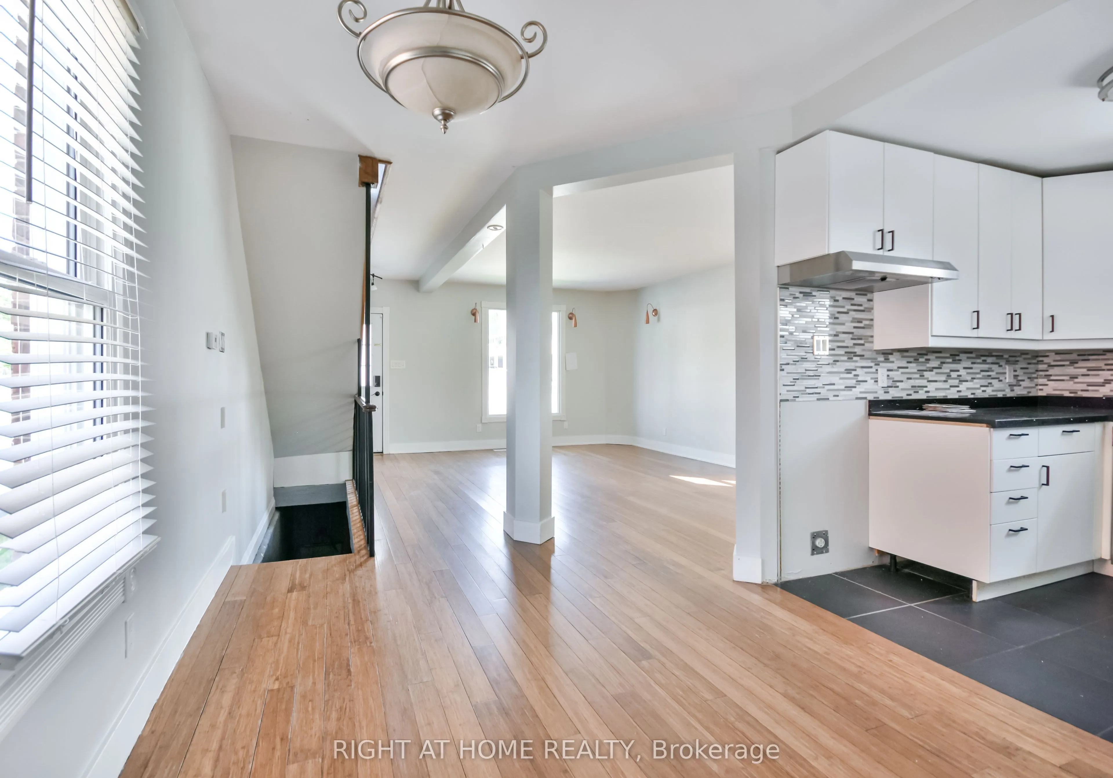 9 Sophia Street W