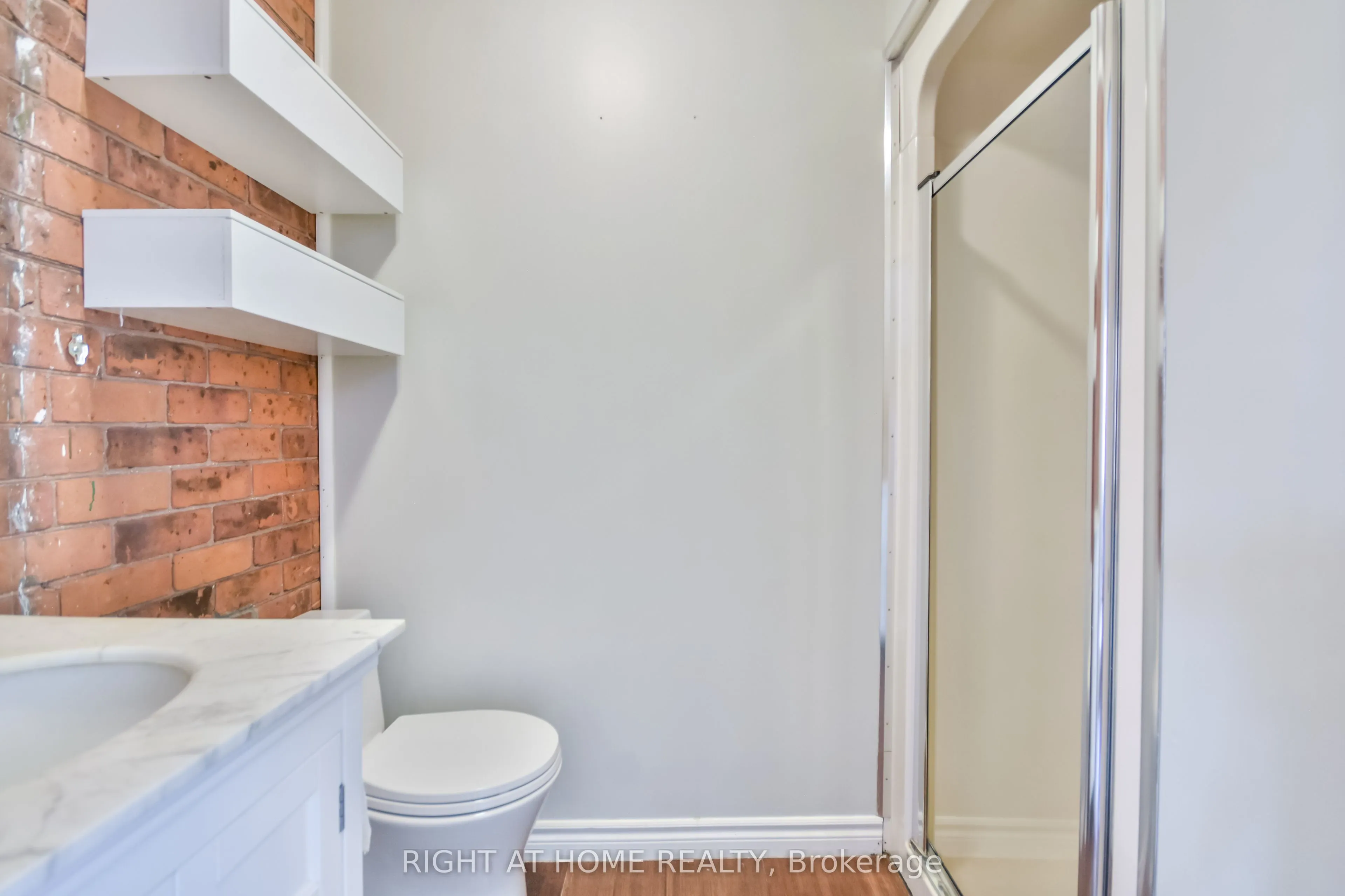 9 Sophia Street W