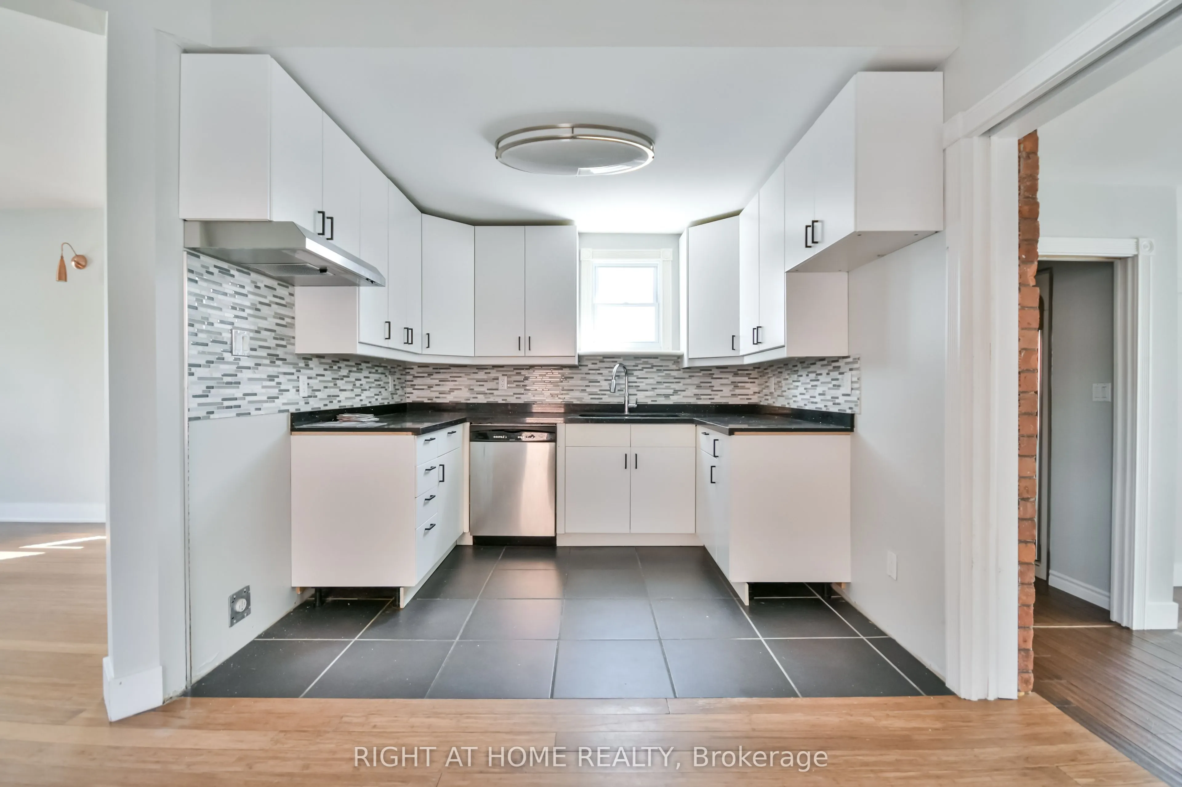 9 Sophia Street W