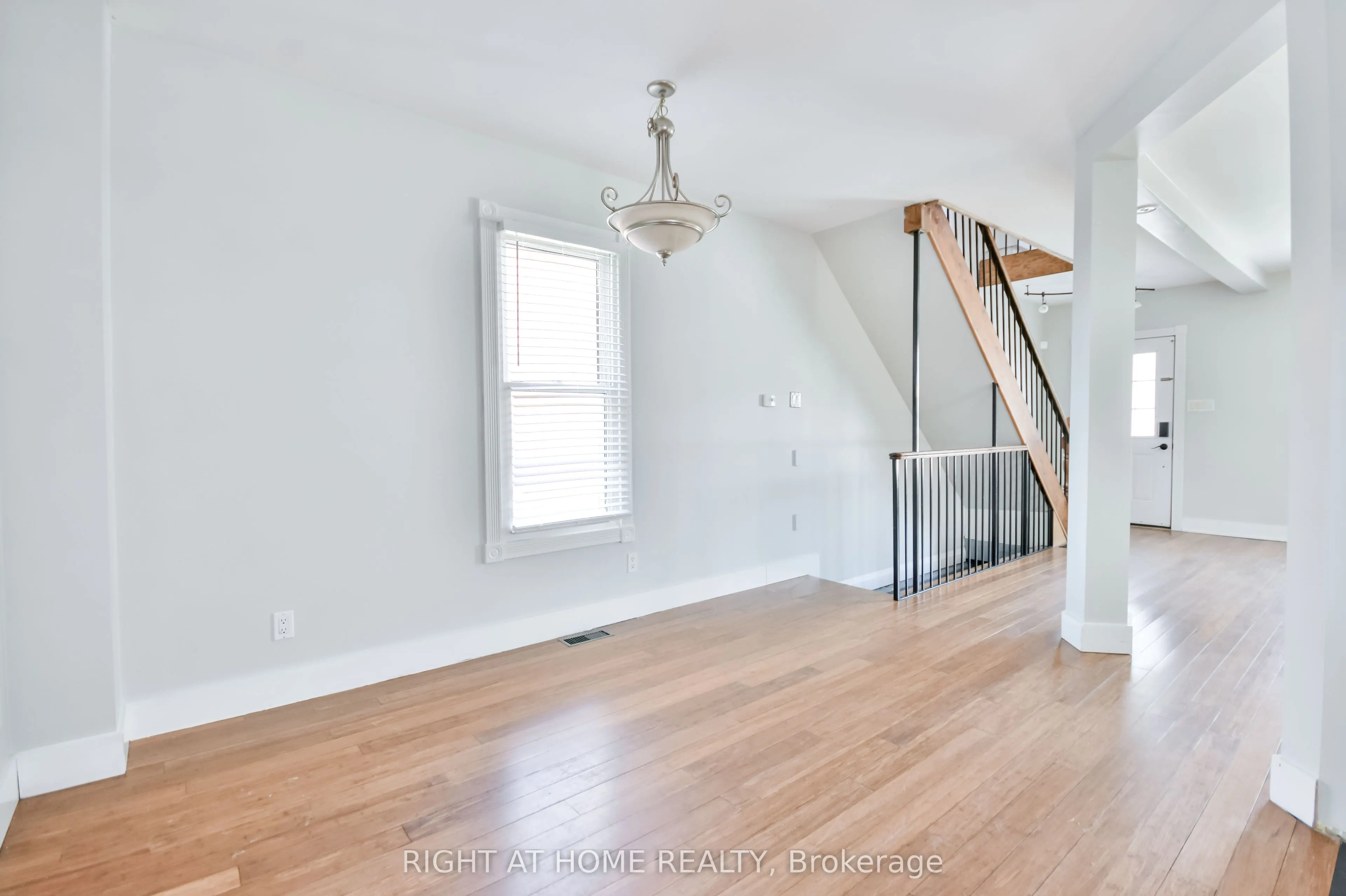 9 Sophia Street W