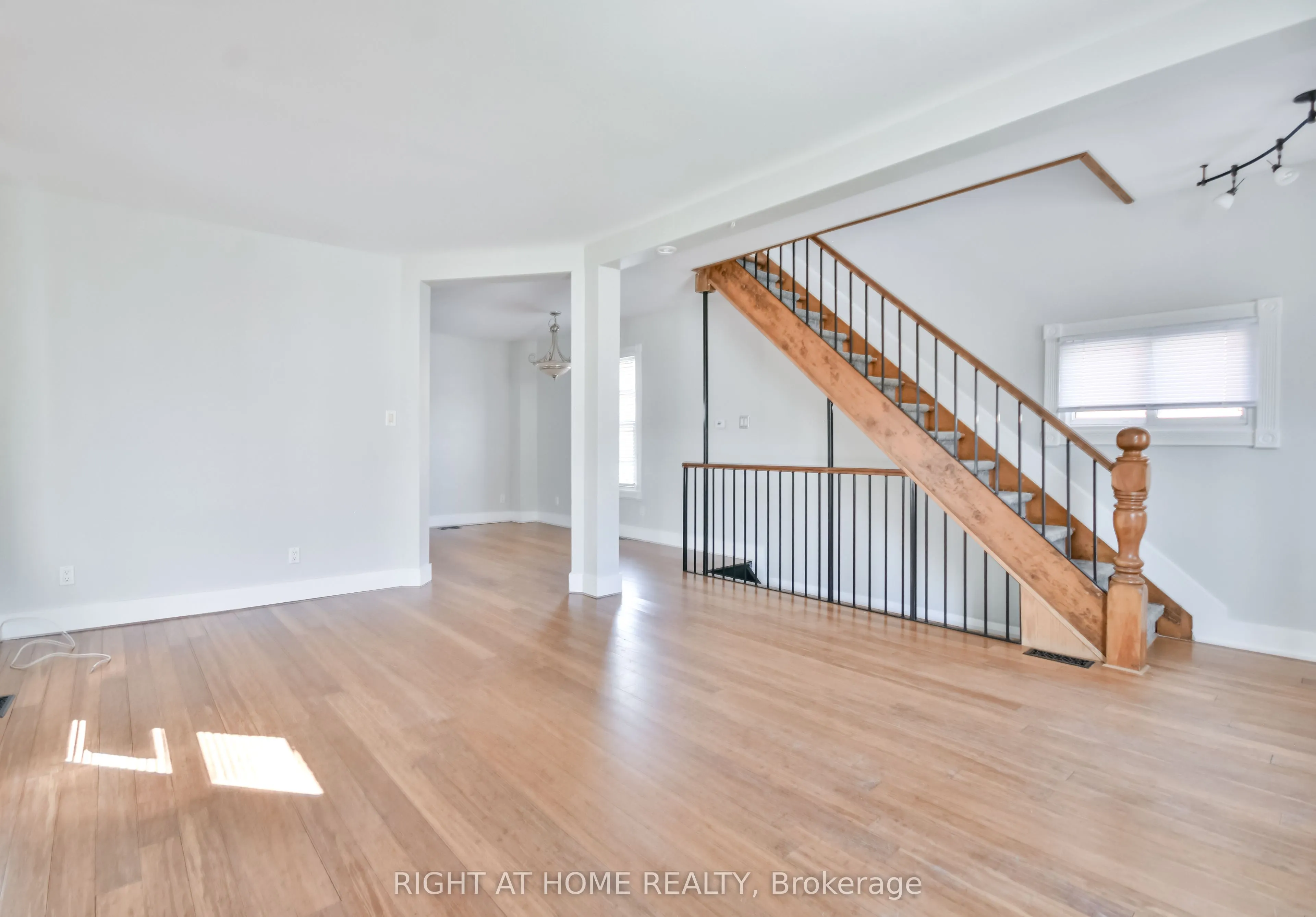 9 Sophia Street W