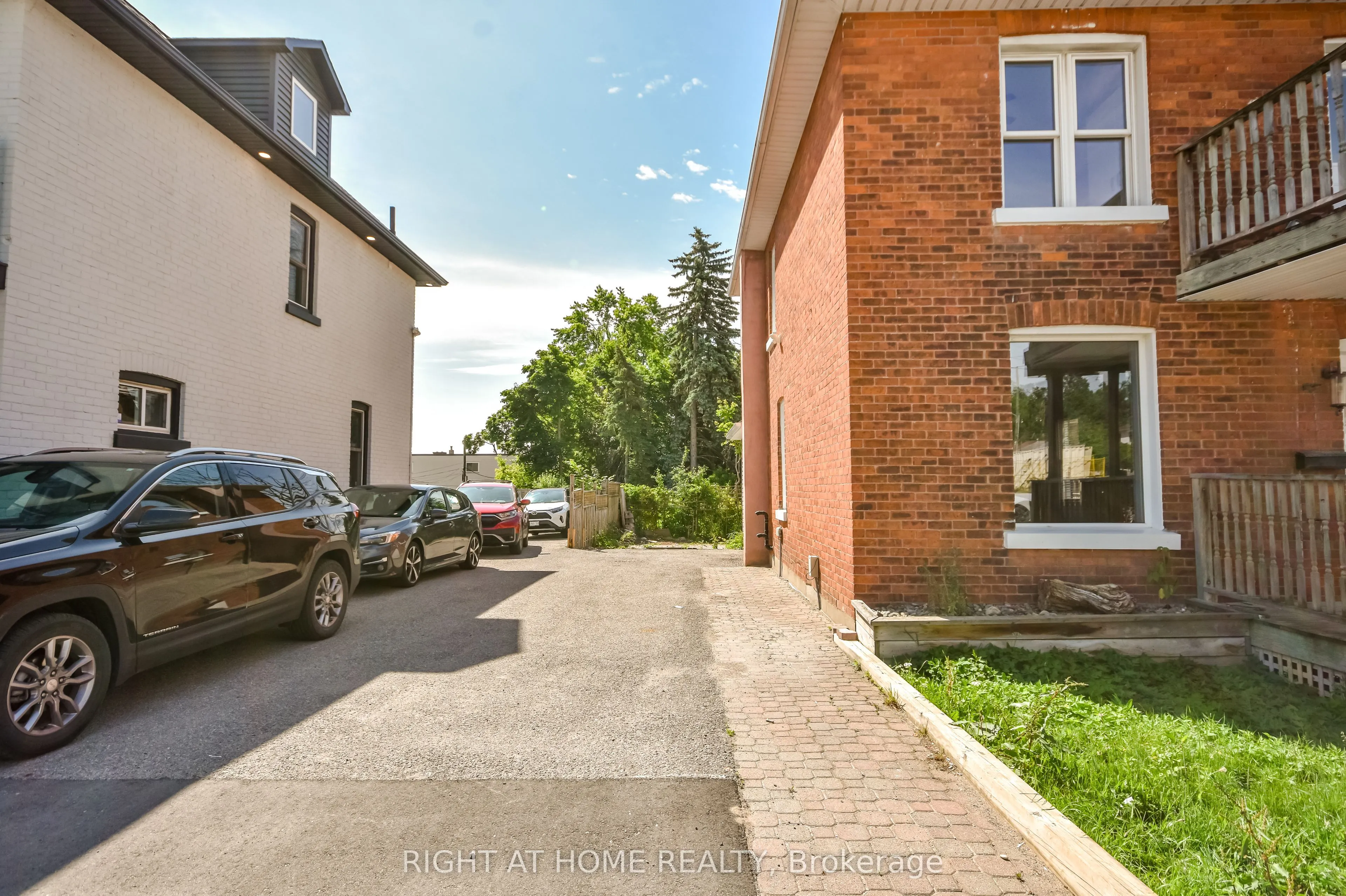9 Sophia Street W