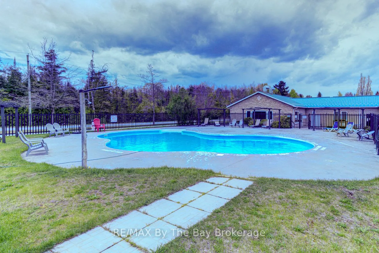 10 WHITE PINES Trail