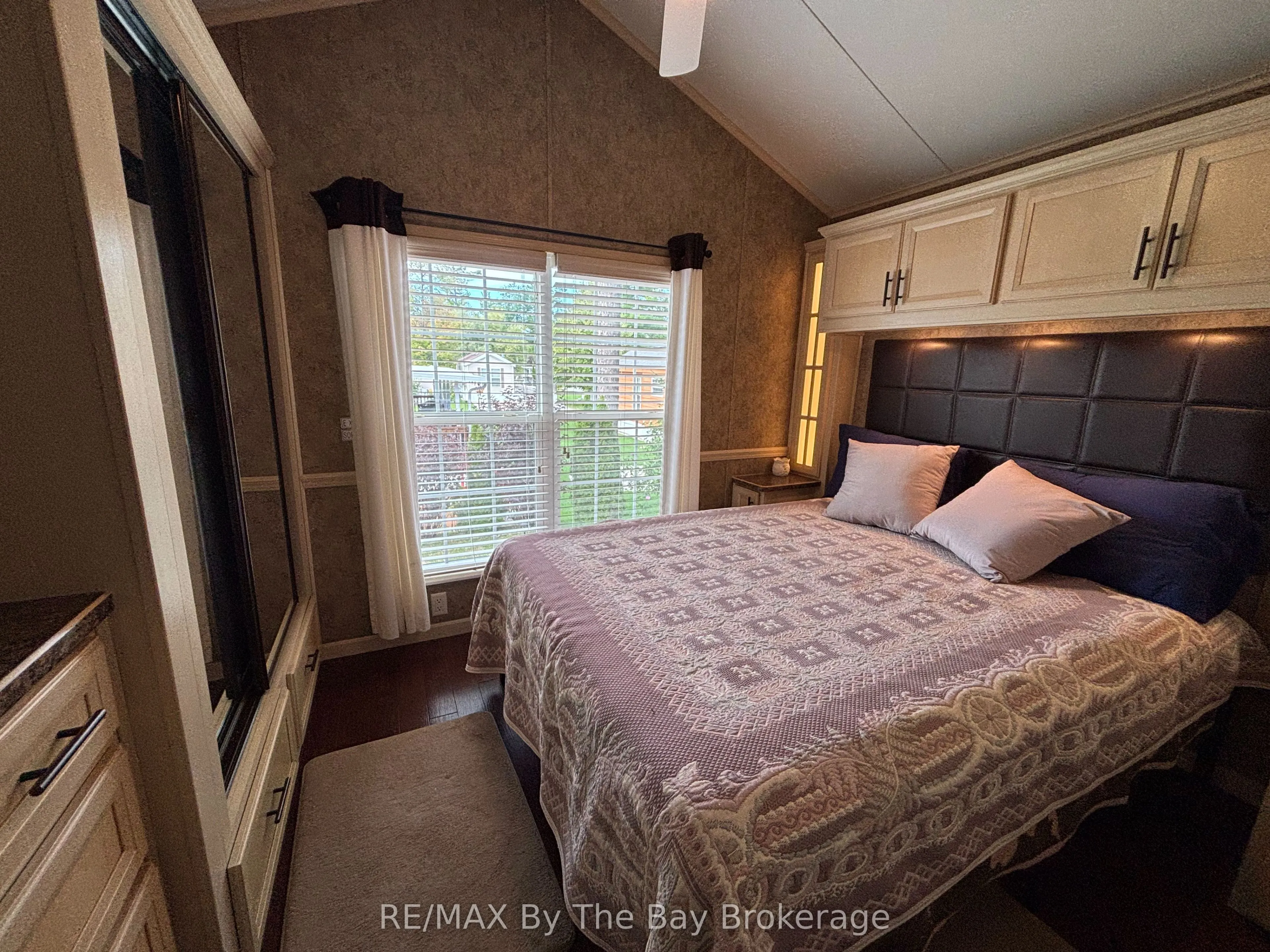 10 WHITE PINES Trail