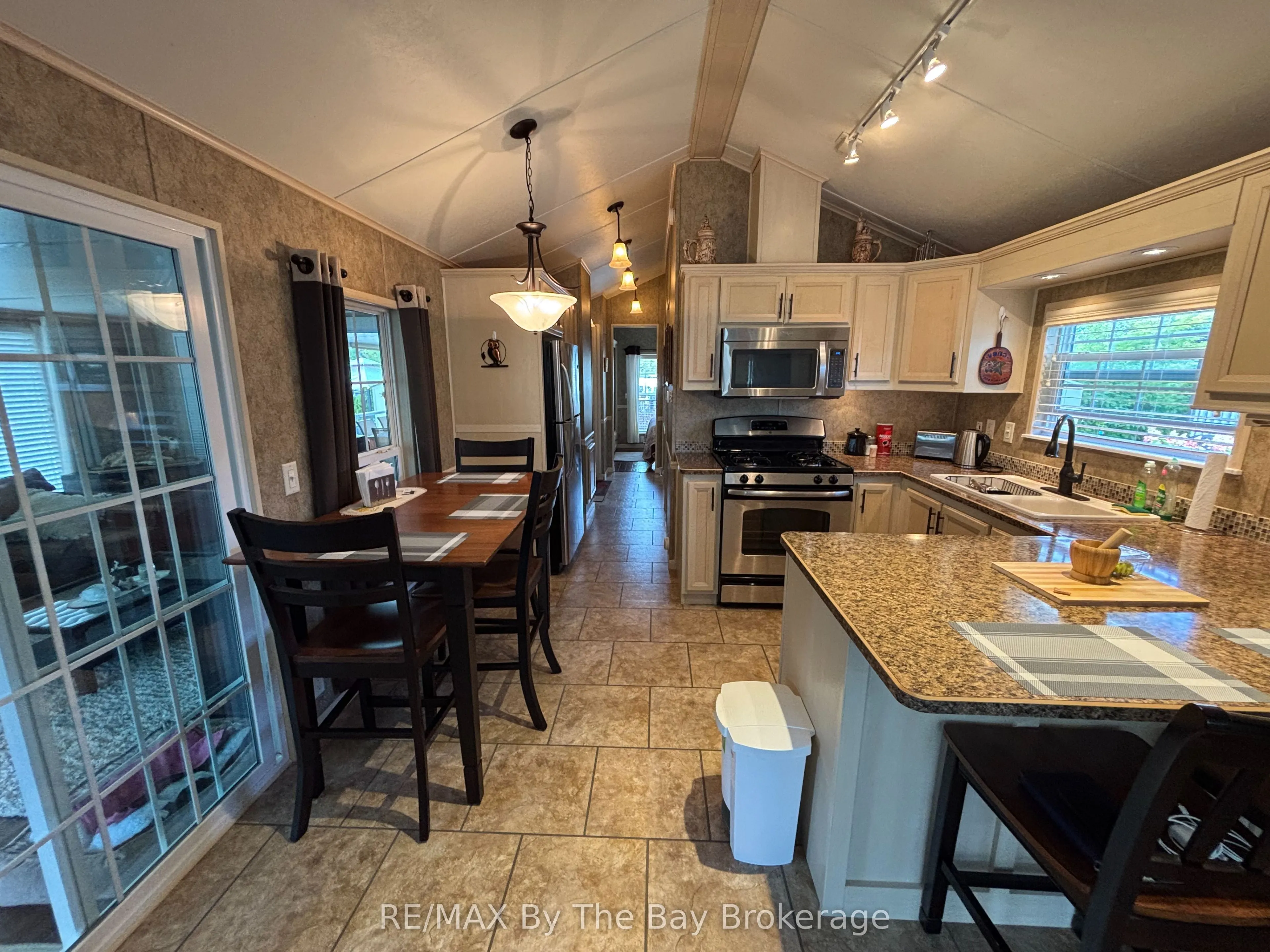 10 WHITE PINES Trail