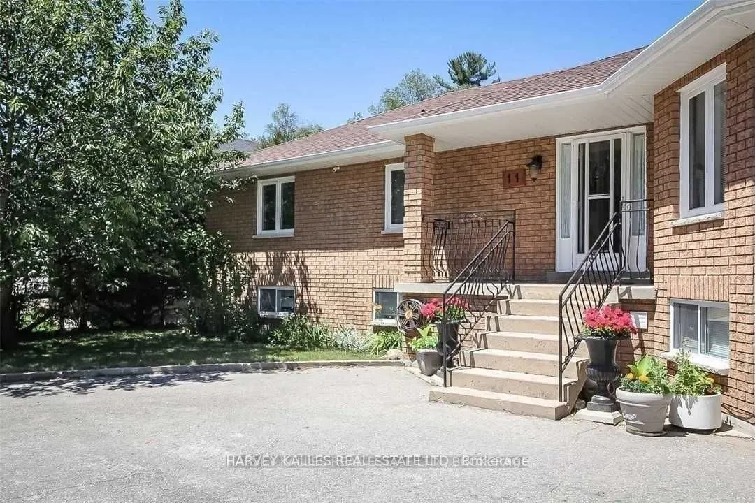11 Twin Pines Drive, #Lower