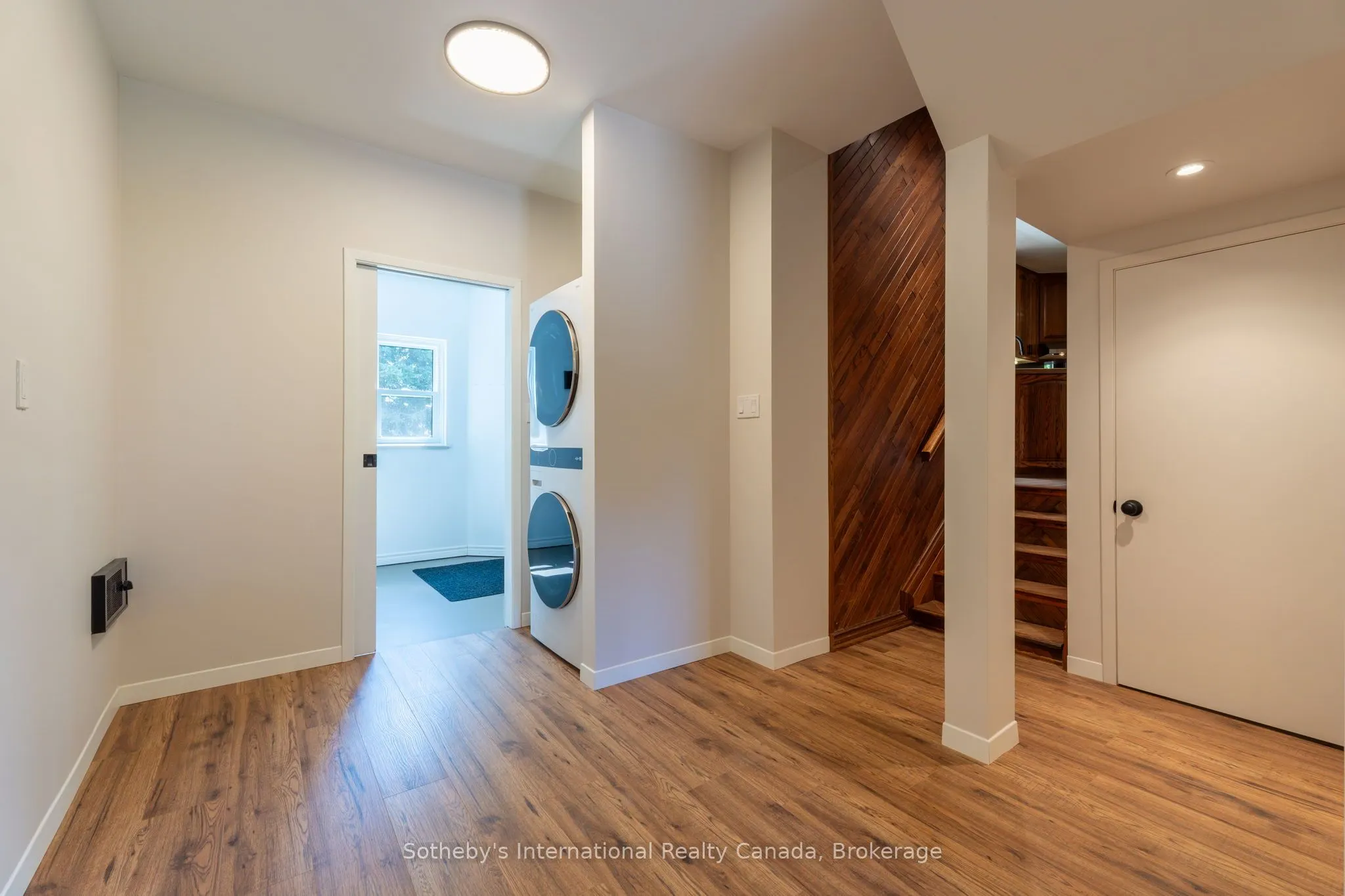 31 Elizabeth Street E