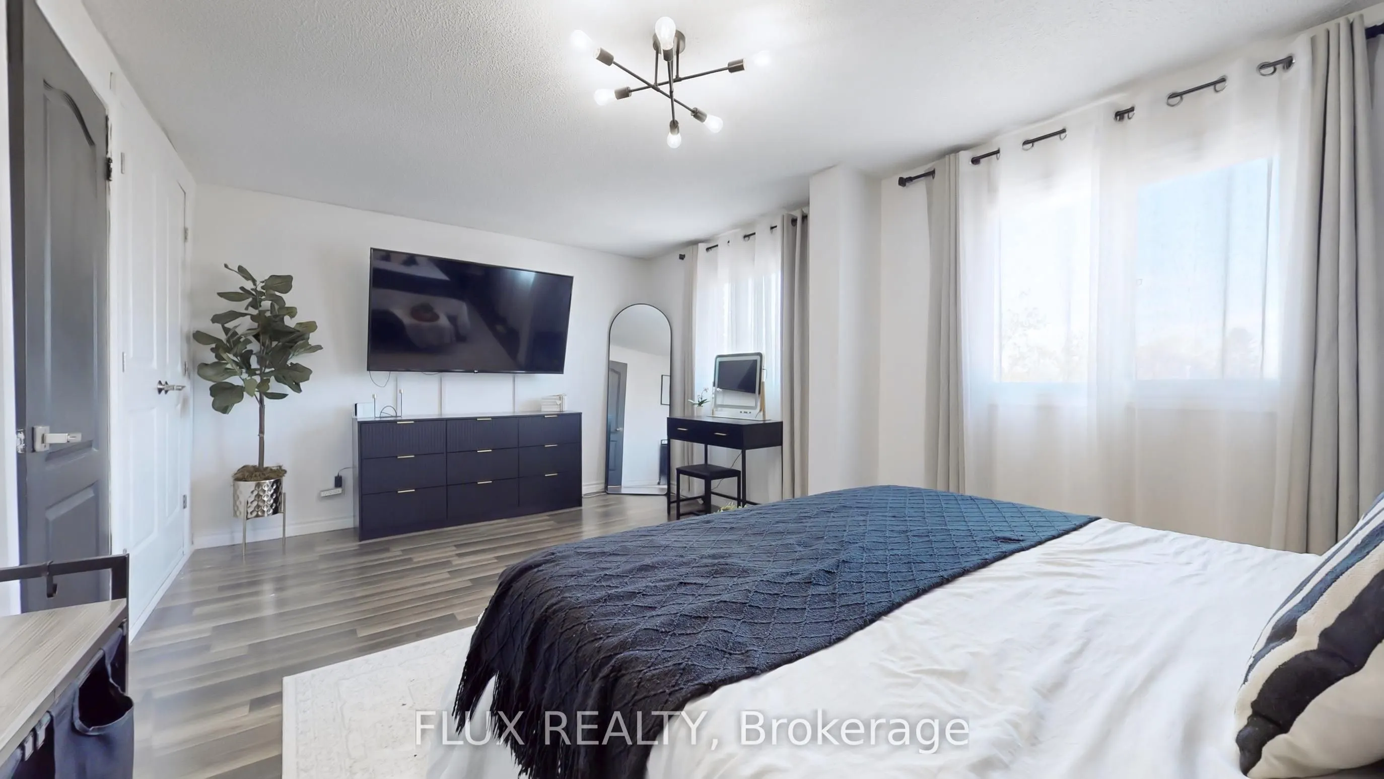 52 Adelaide Street, #32