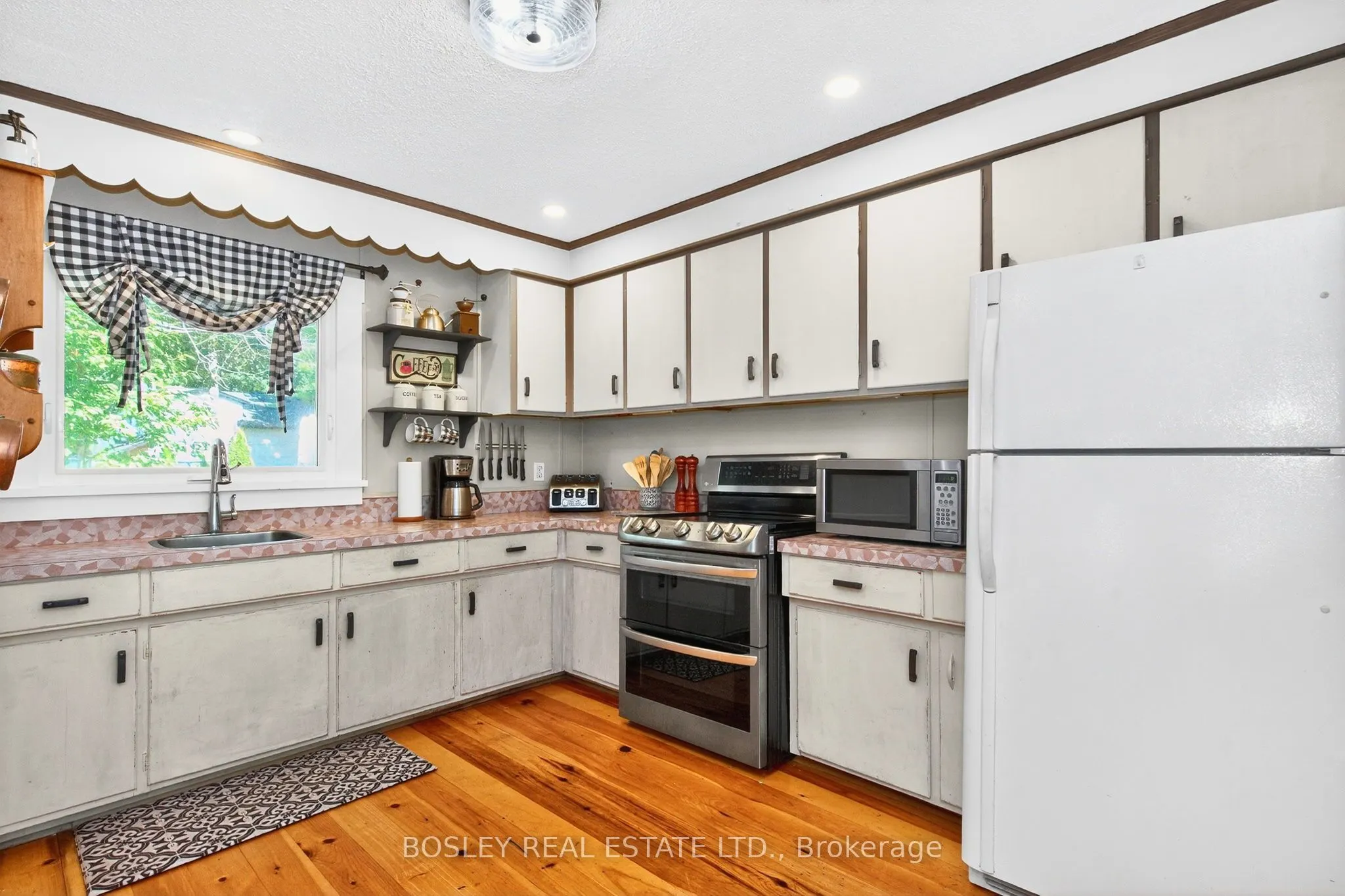 18 Tiny Beaches Road S