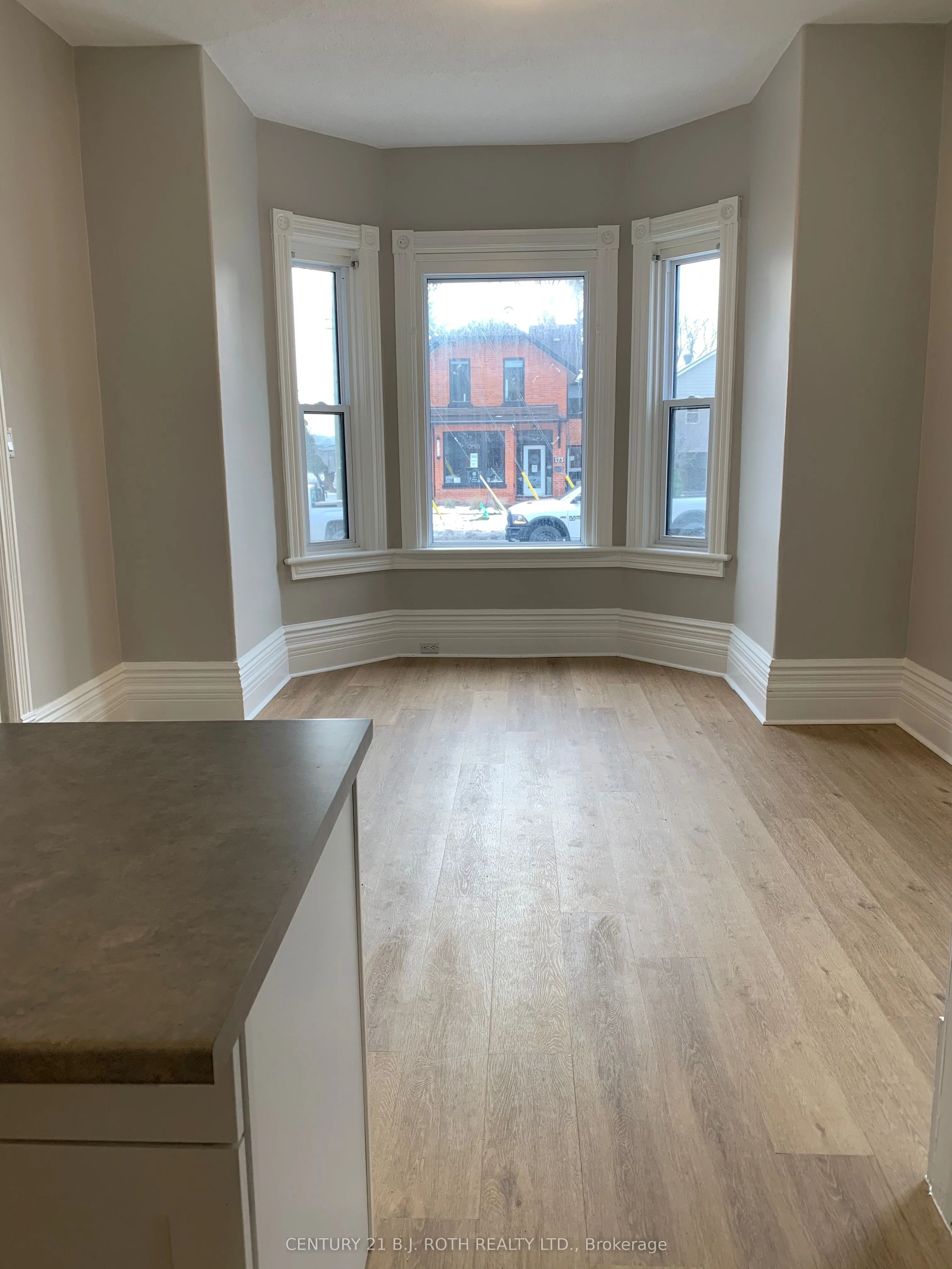 172 Dunlop Street W