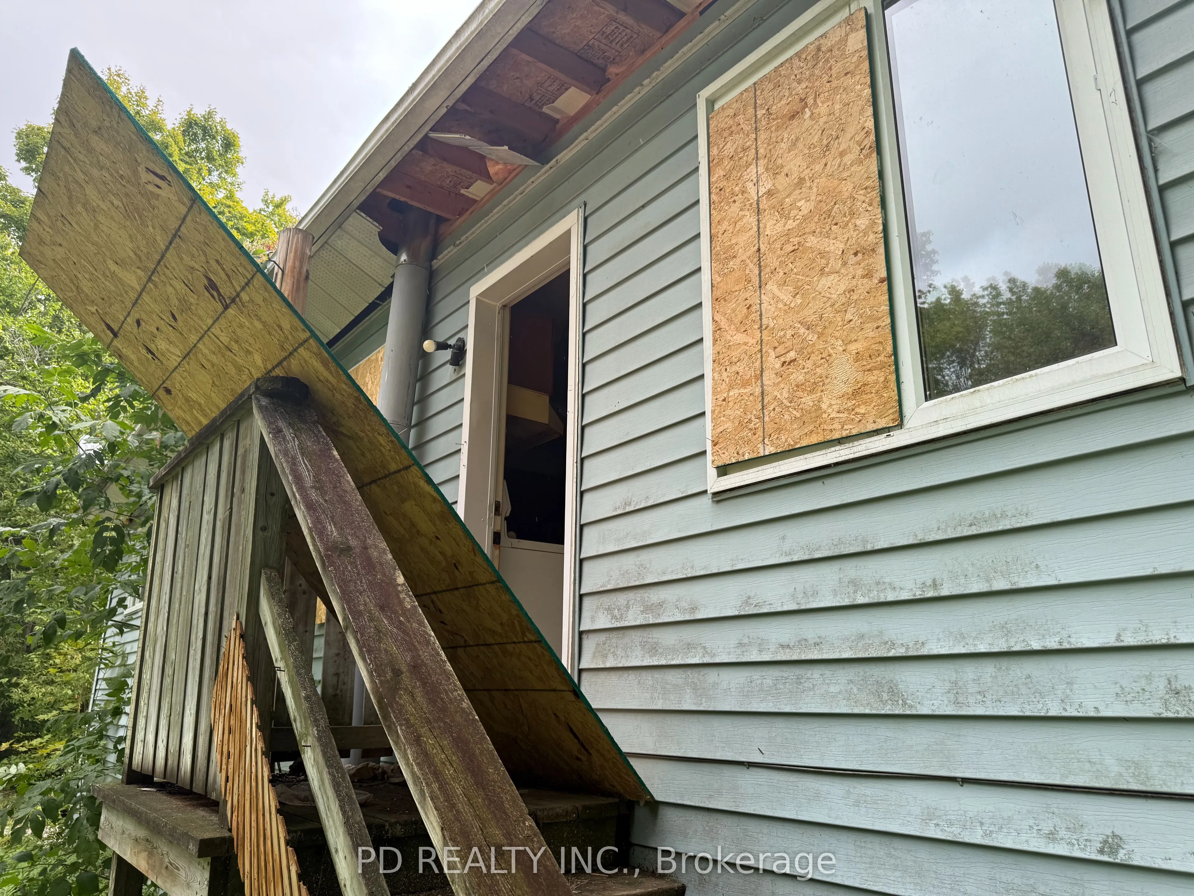 162 Farlain Lake Road W