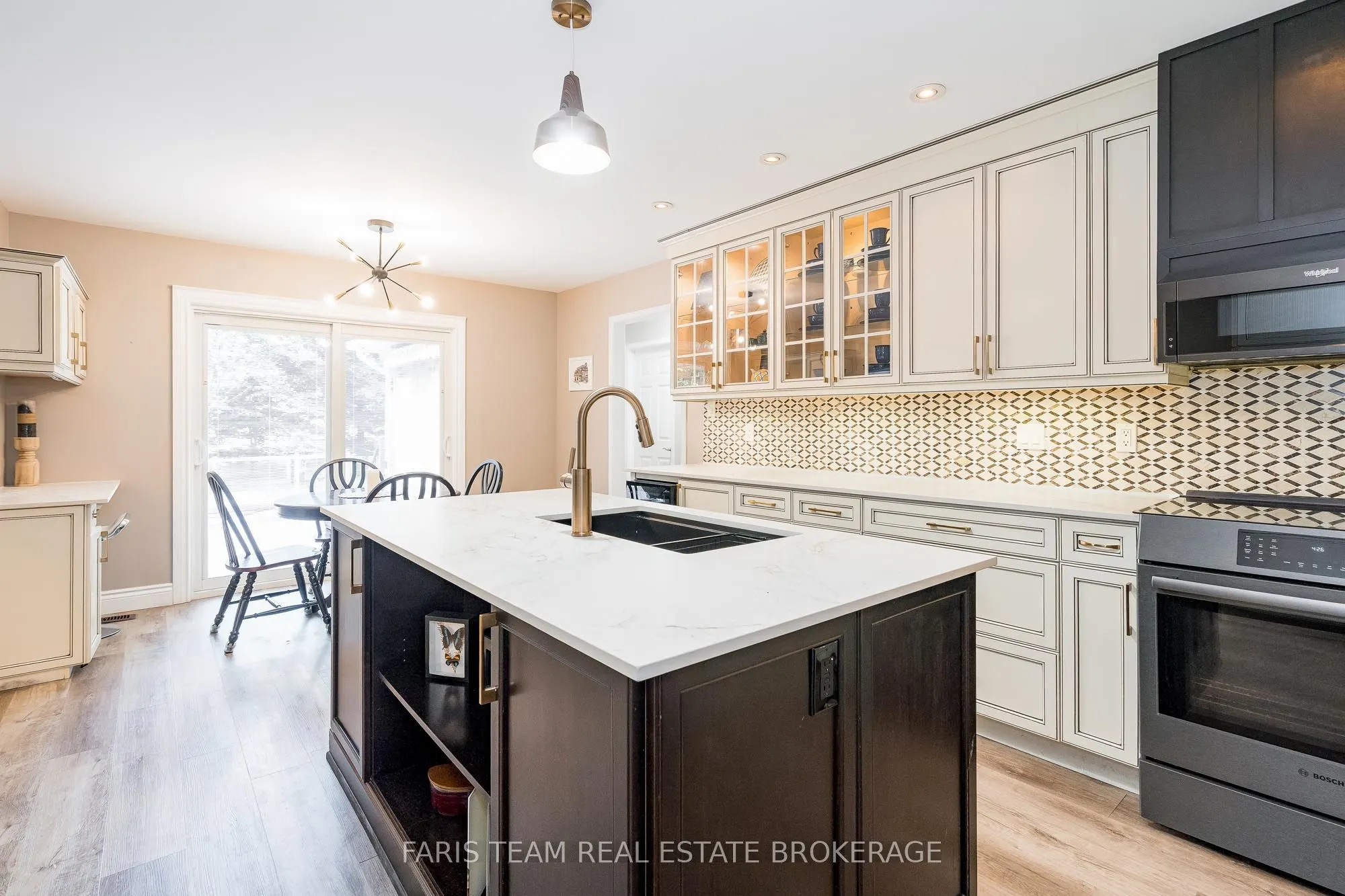 6 Meadowbrook Boulevard