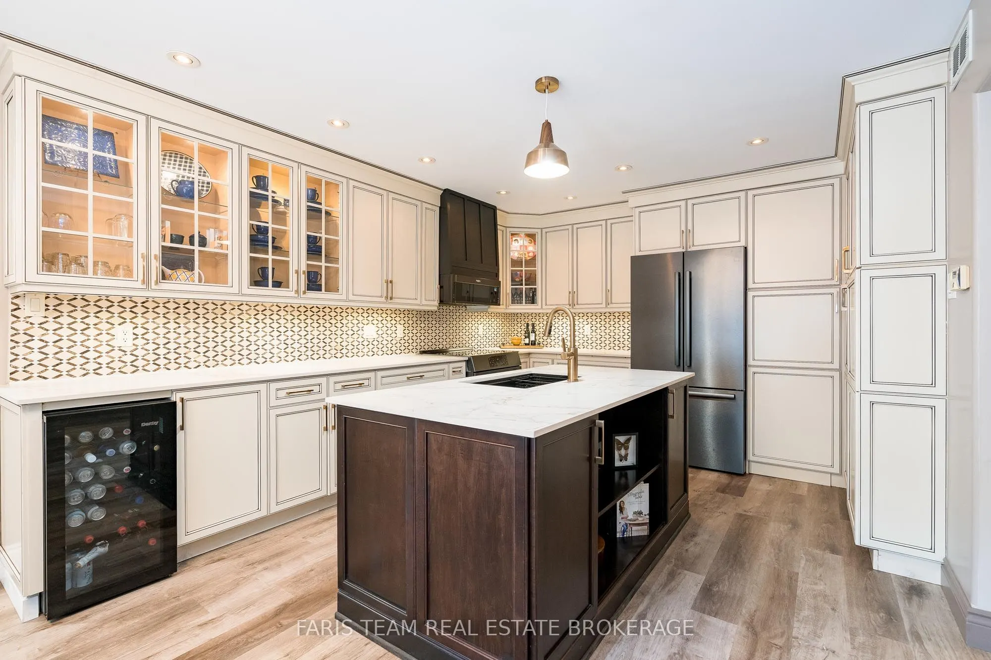 6 Meadowbrook Boulevard