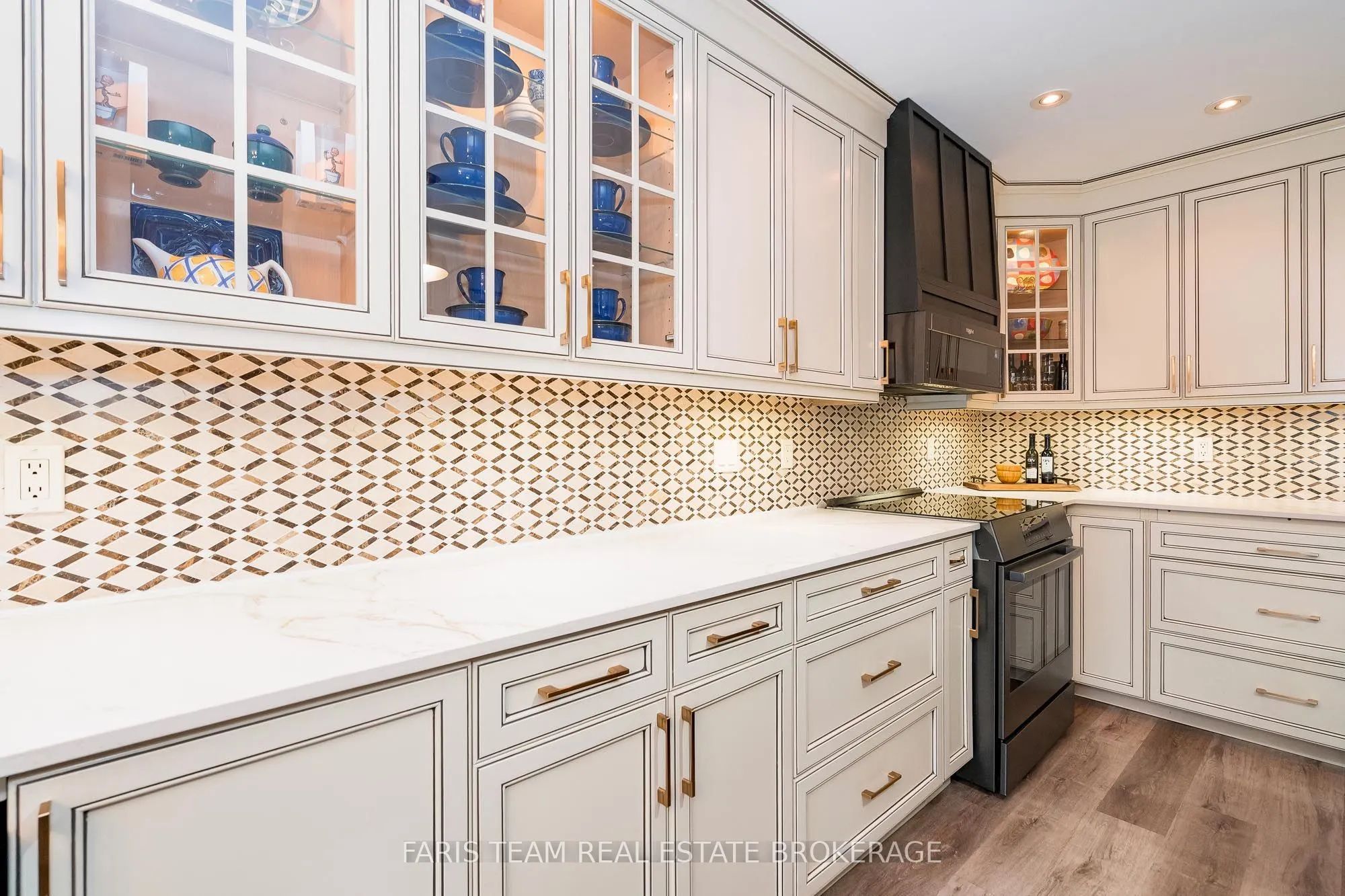 6 Meadowbrook Boulevard