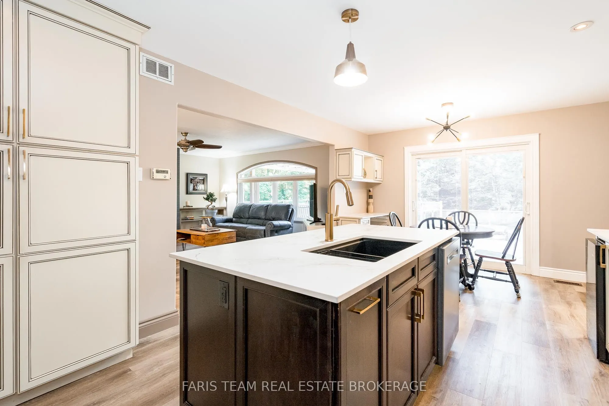 6 Meadowbrook Boulevard