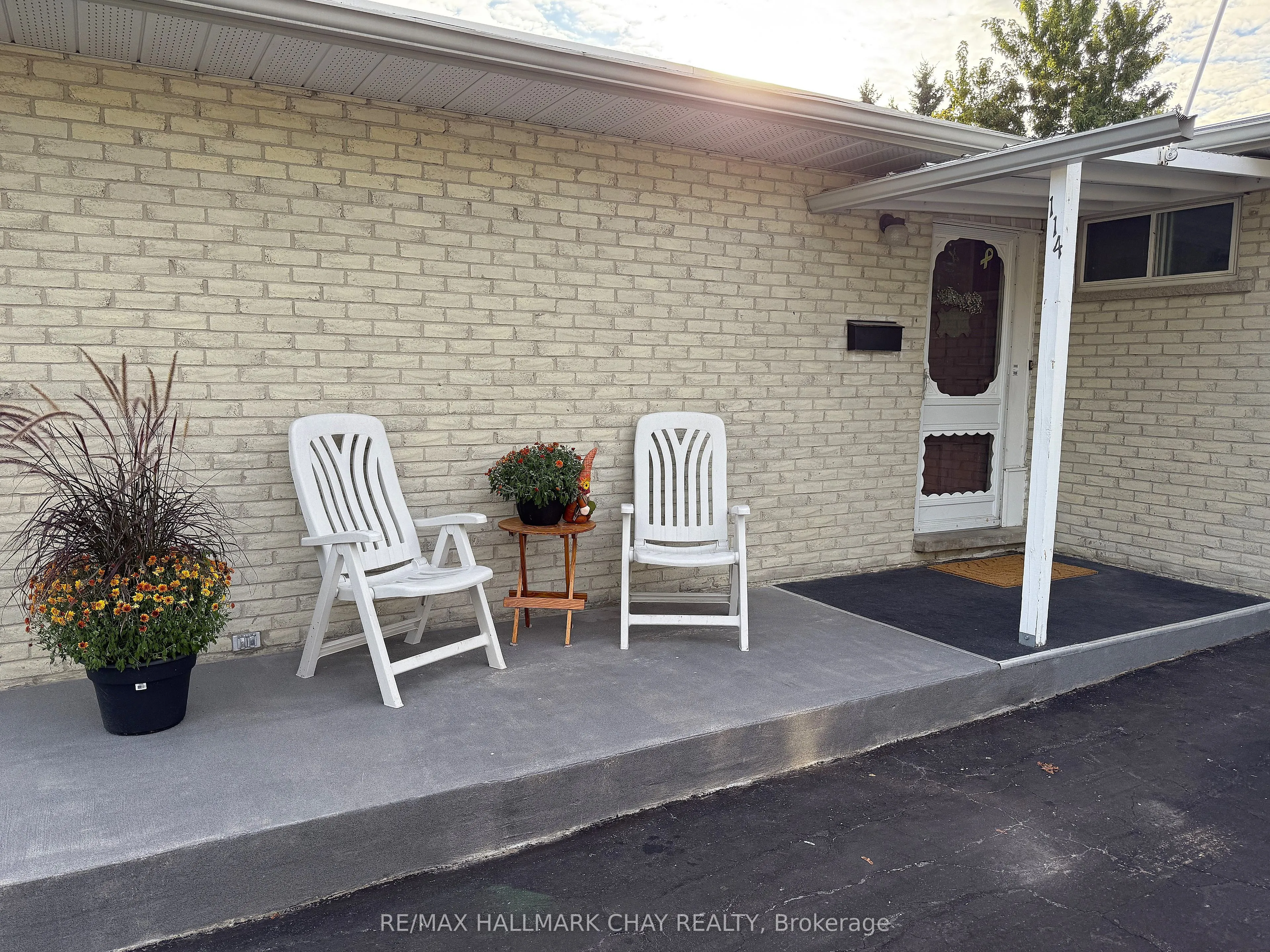 114 Daphne Crescent