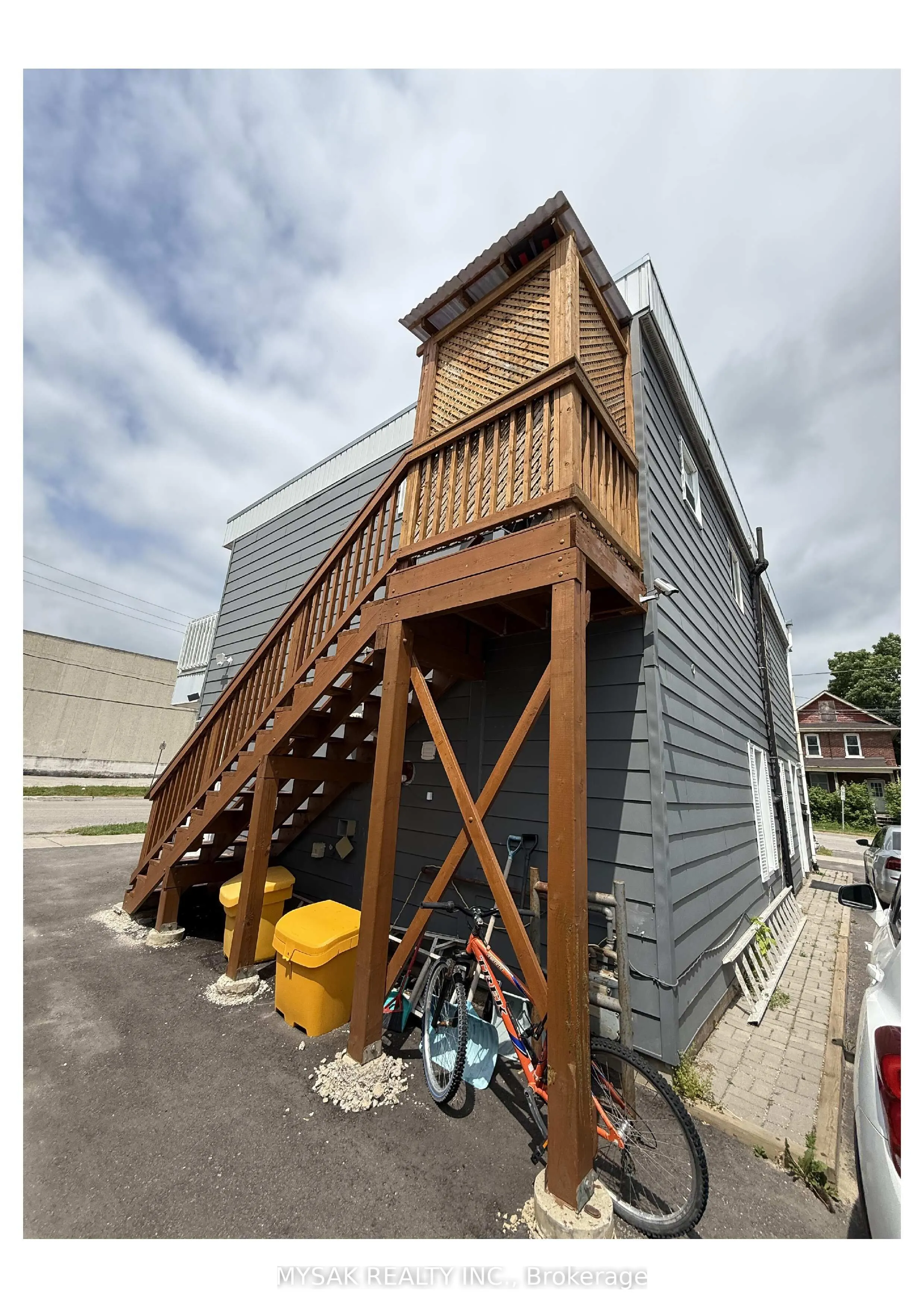 81 Peter Street S