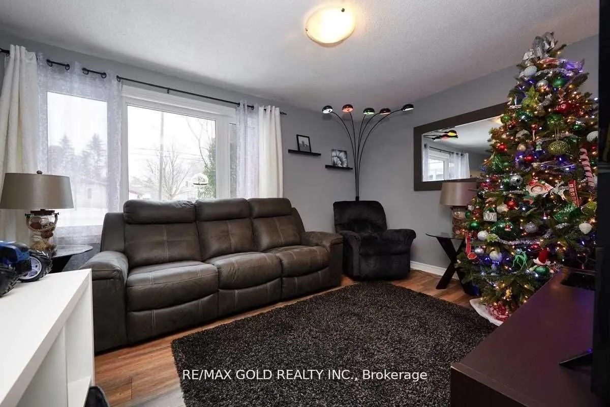89 Simcoe Street