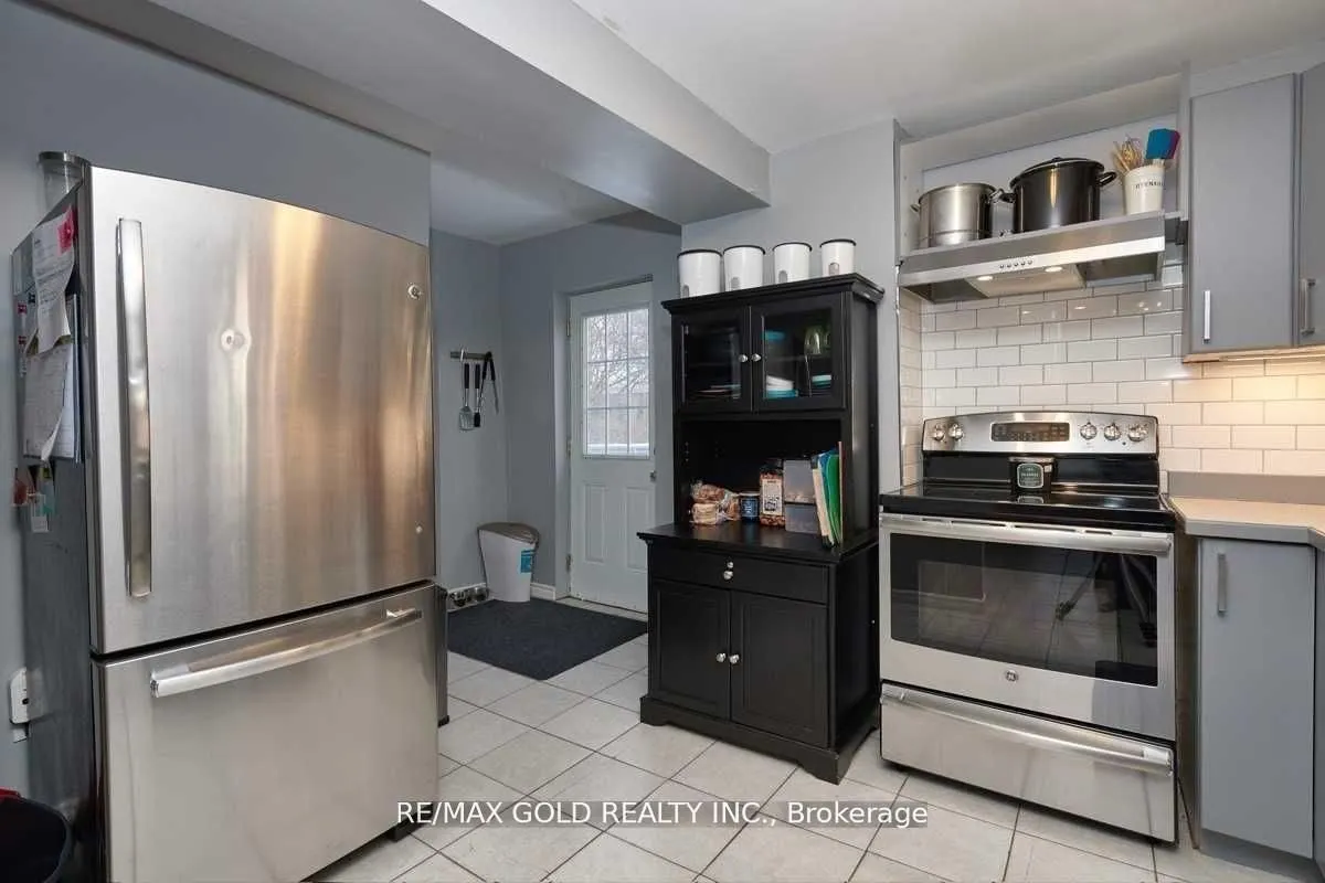 89 Simcoe Street