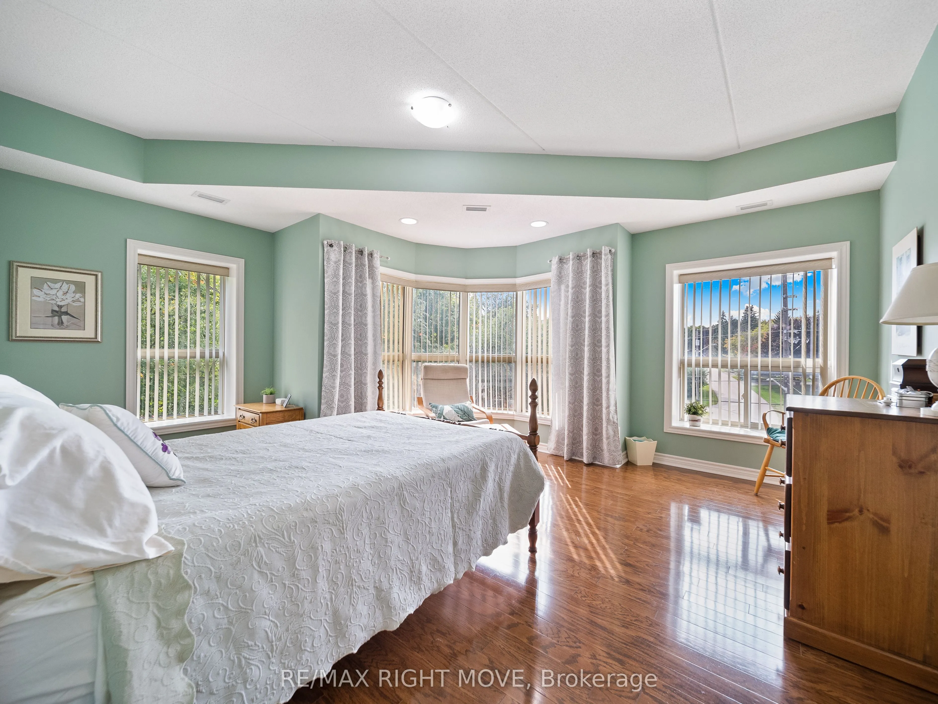 486 LACLIE Street, #410