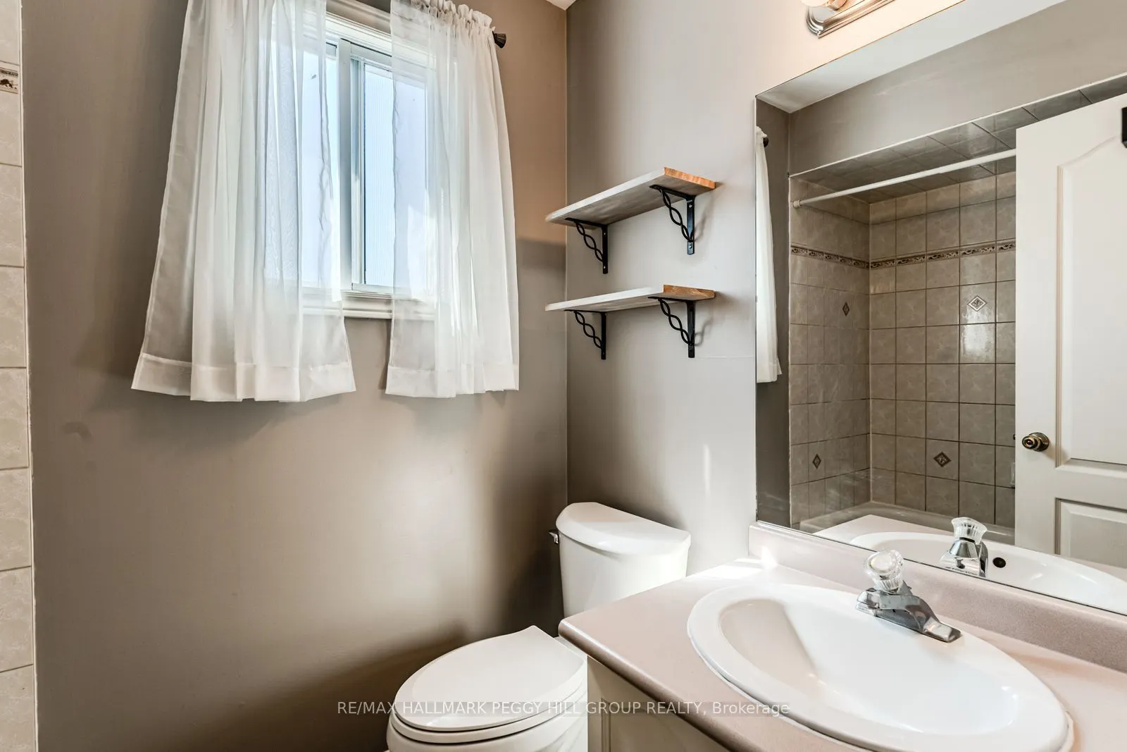 239 Simcoe Street