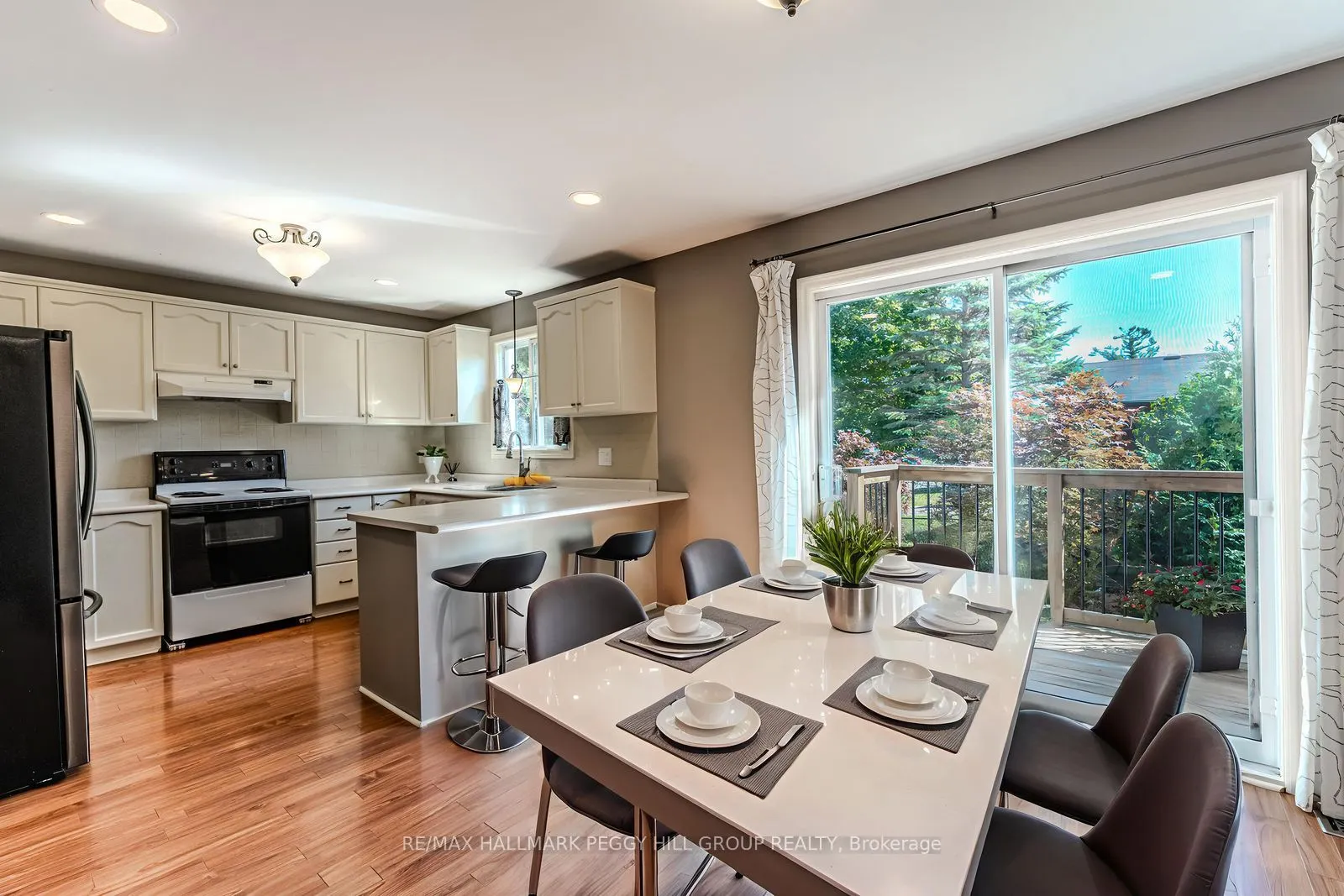 239 Simcoe Street