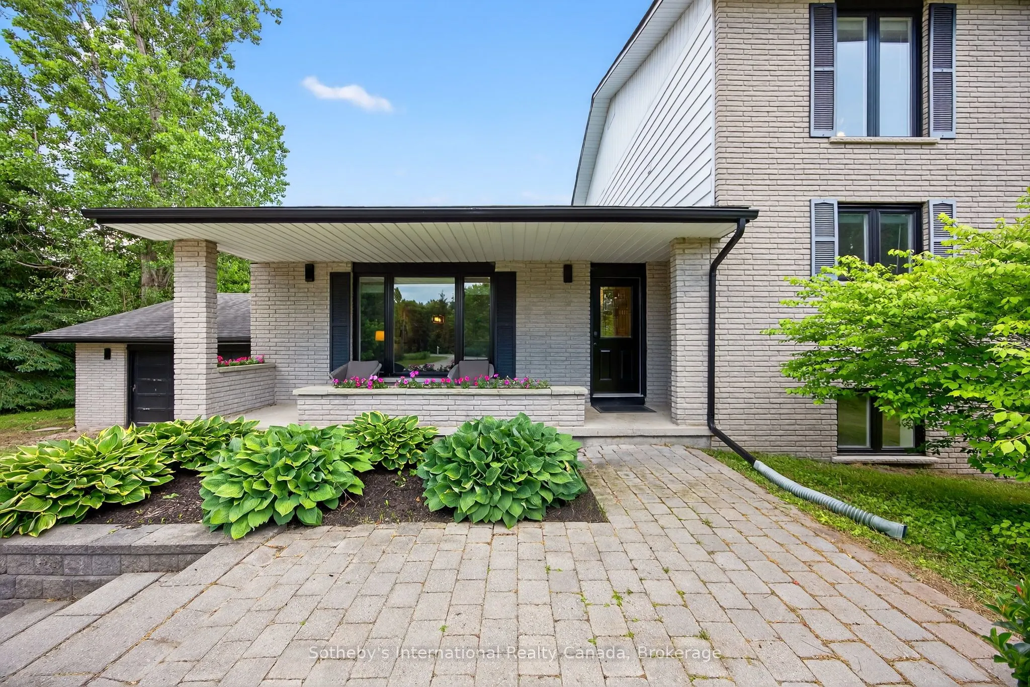 79 Caroline Street W