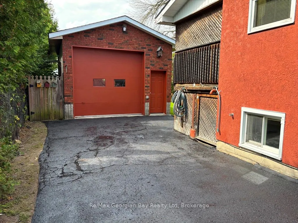 16 COMMUNITY CENTRE Drive