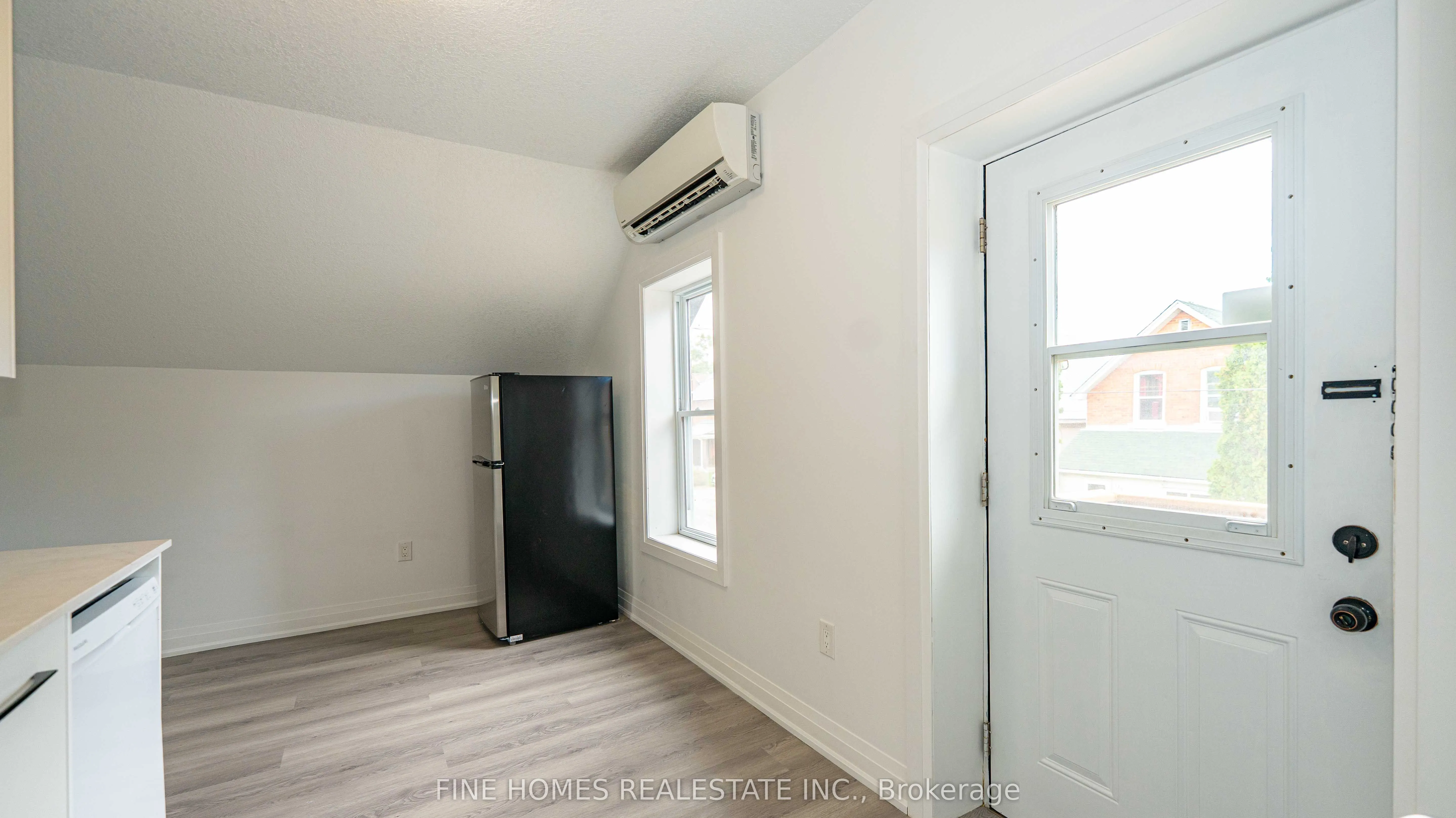 119 Albert Street S