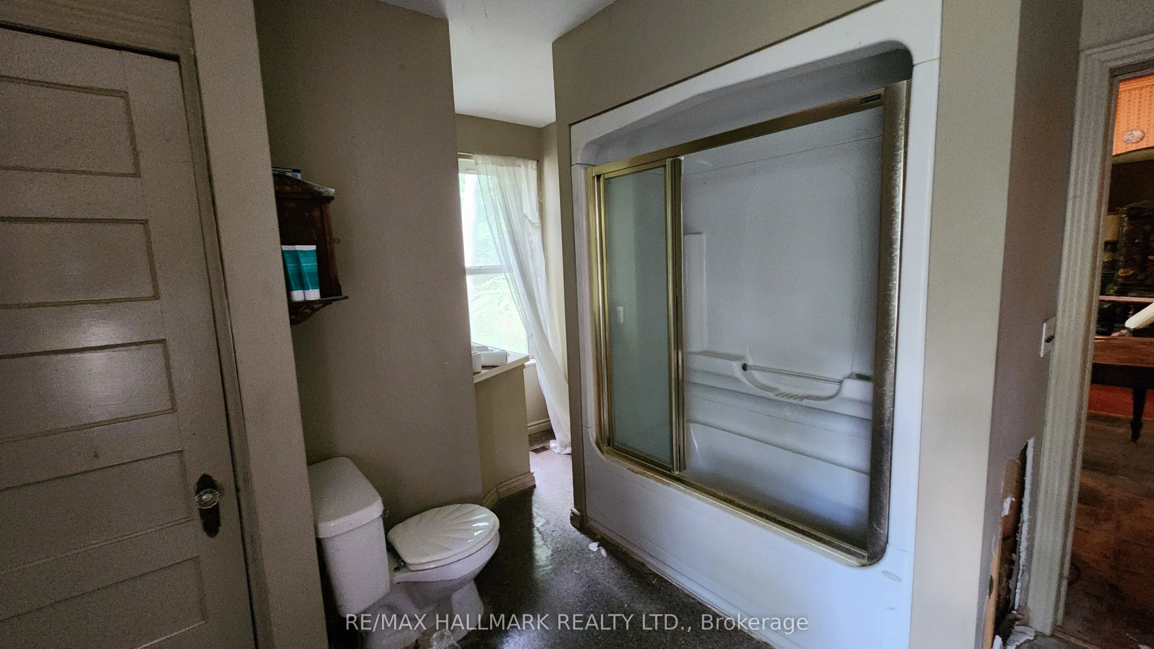 26 Lakeshore Road W