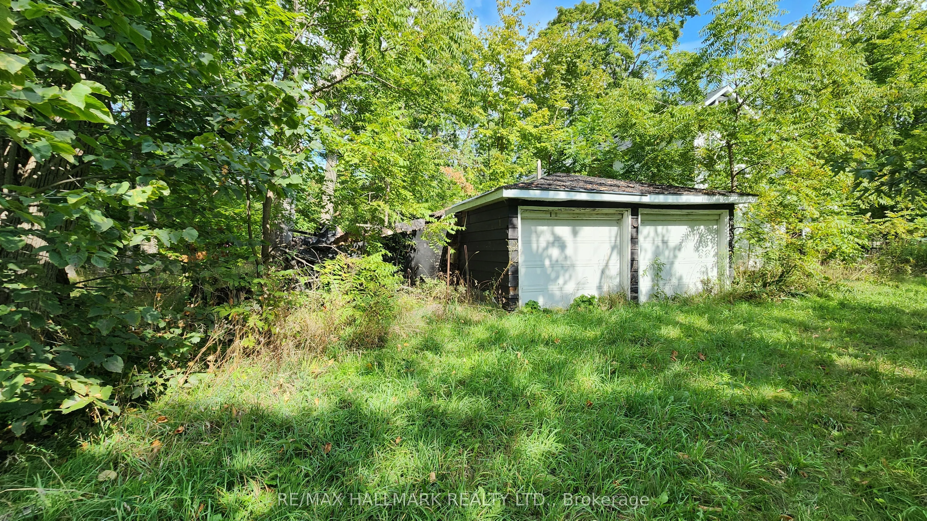 26 Lakeshore Road W