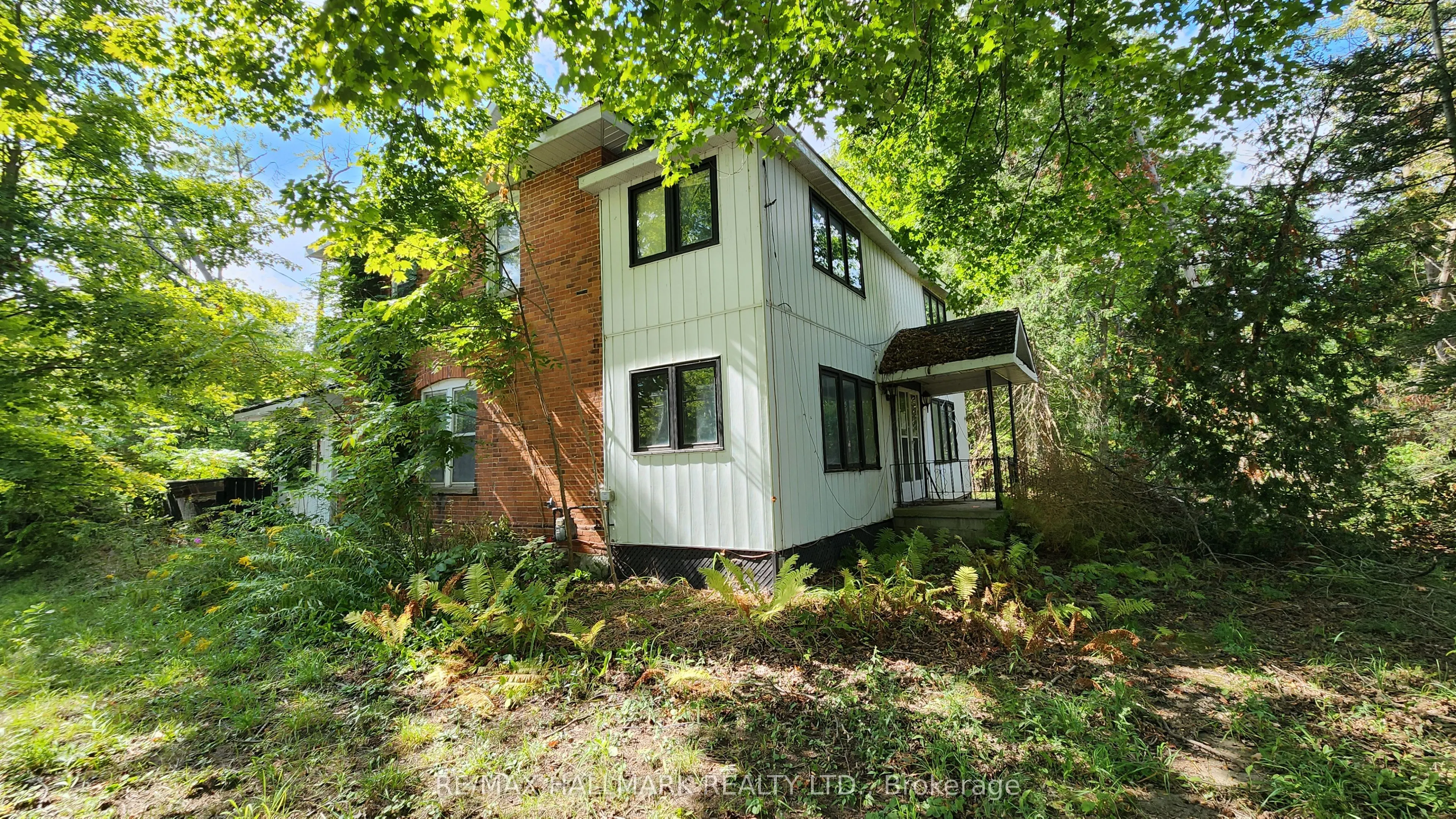 26 Lakeshore Road W