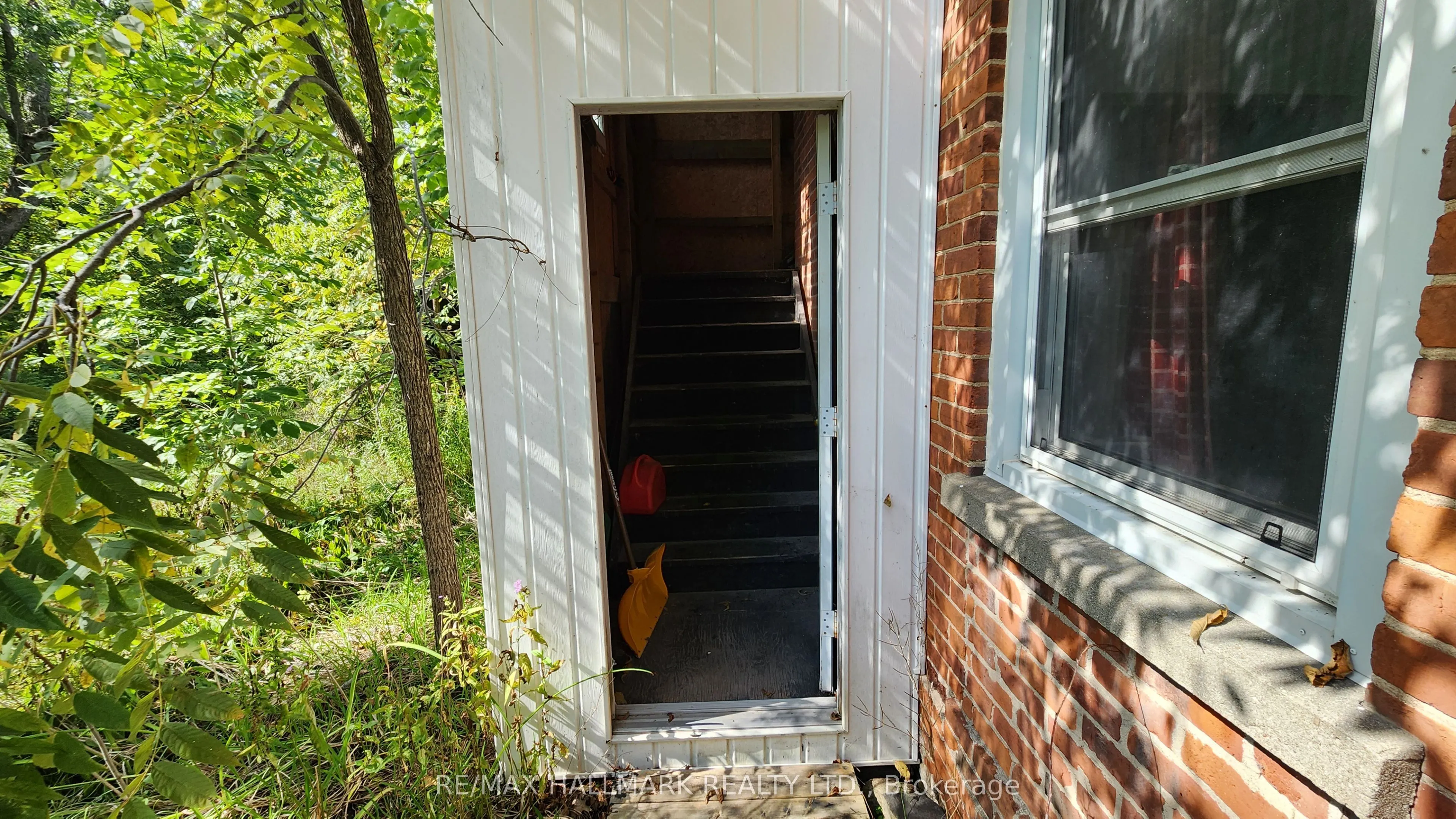 26 Lakeshore Road W