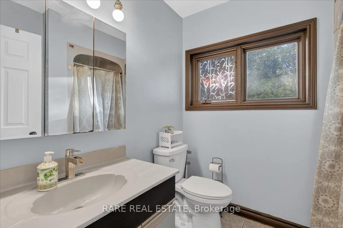 1208 Birchcliffe Crescent