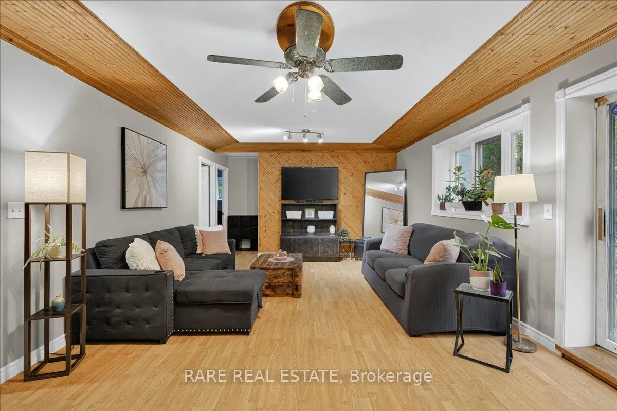 1208 Birchcliffe Crescent