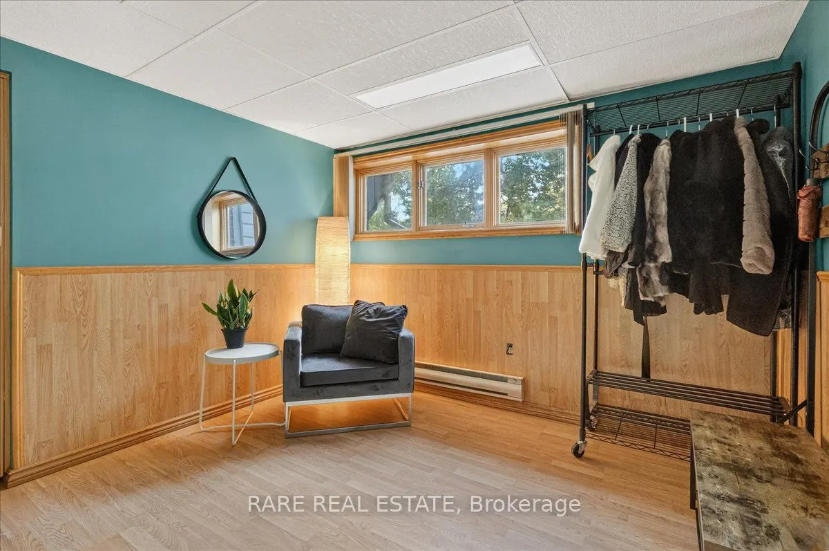 1208 Birchcliffe Crescent