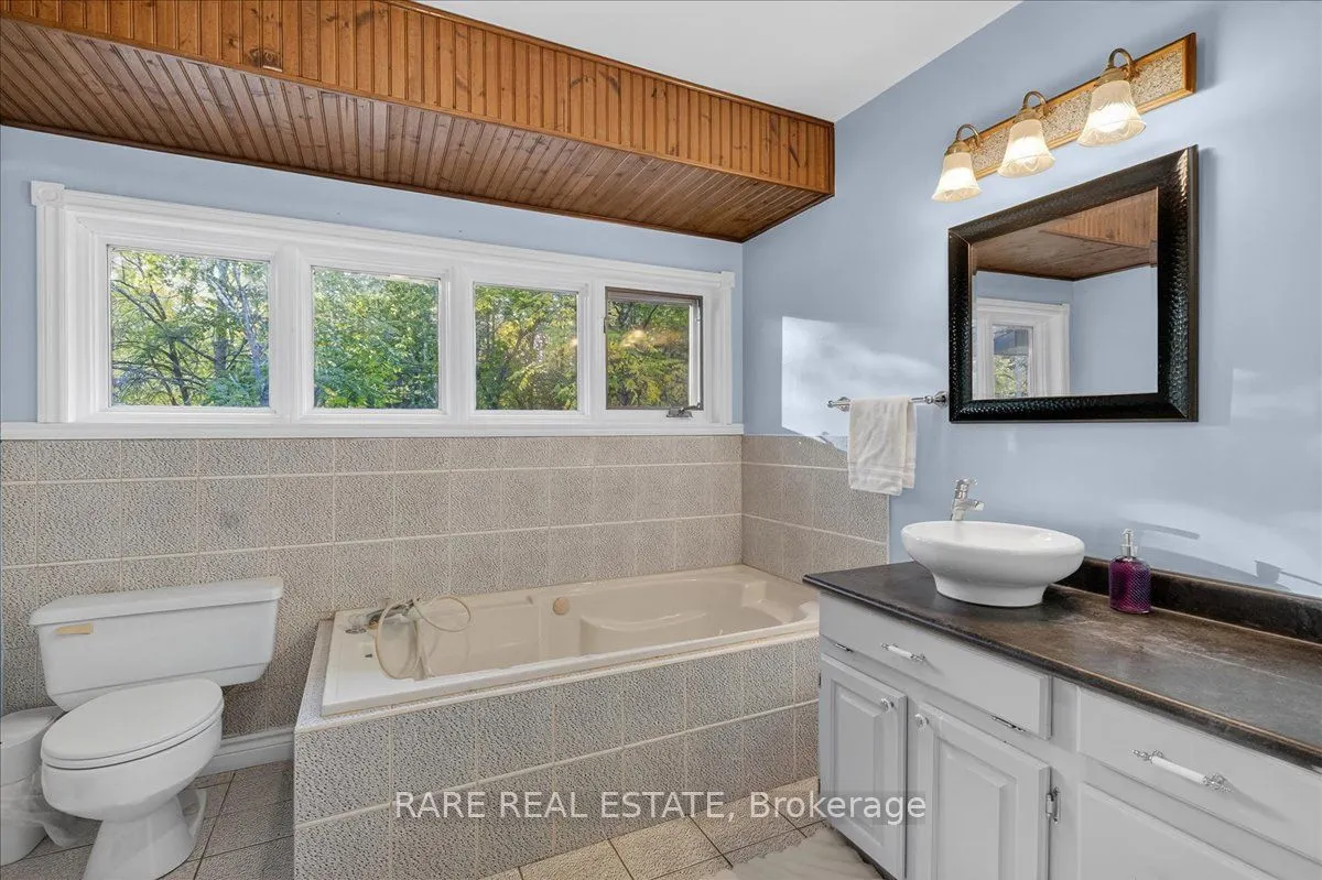 1208 Birchcliffe Crescent