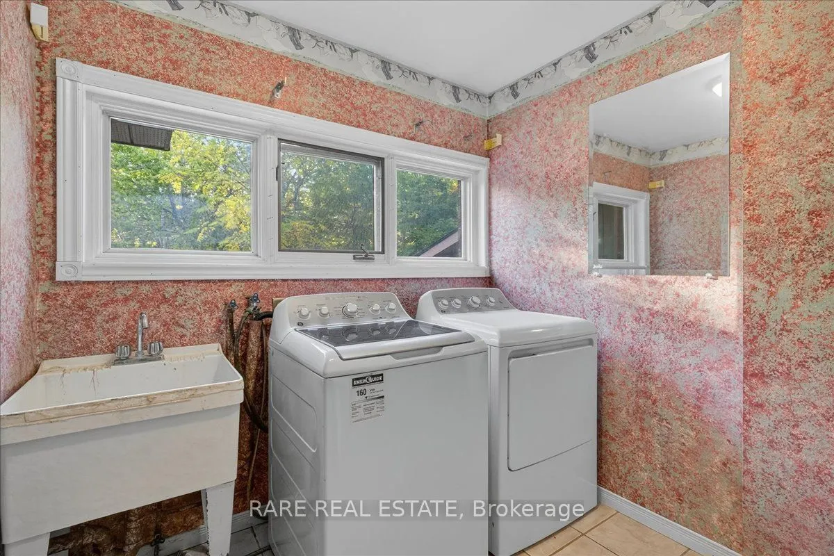 1208 Birchcliffe Crescent