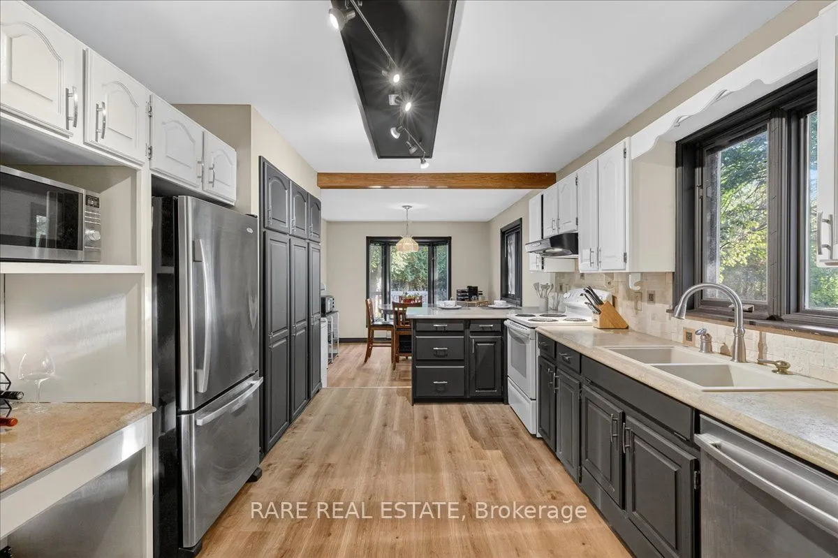 1208 Birchcliffe Crescent