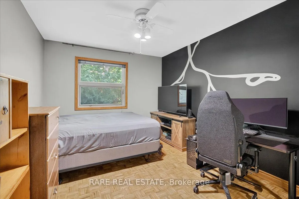 1208 Birchcliffe Crescent