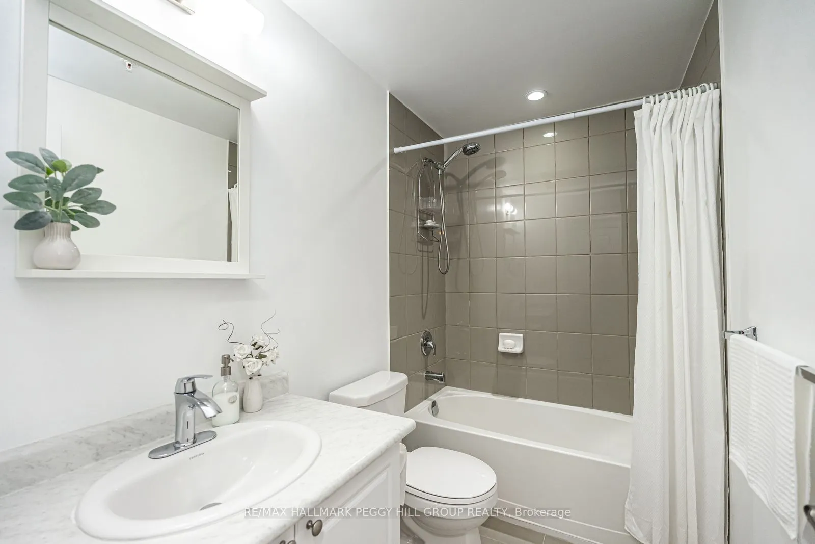 295 Cundles Road E, #404